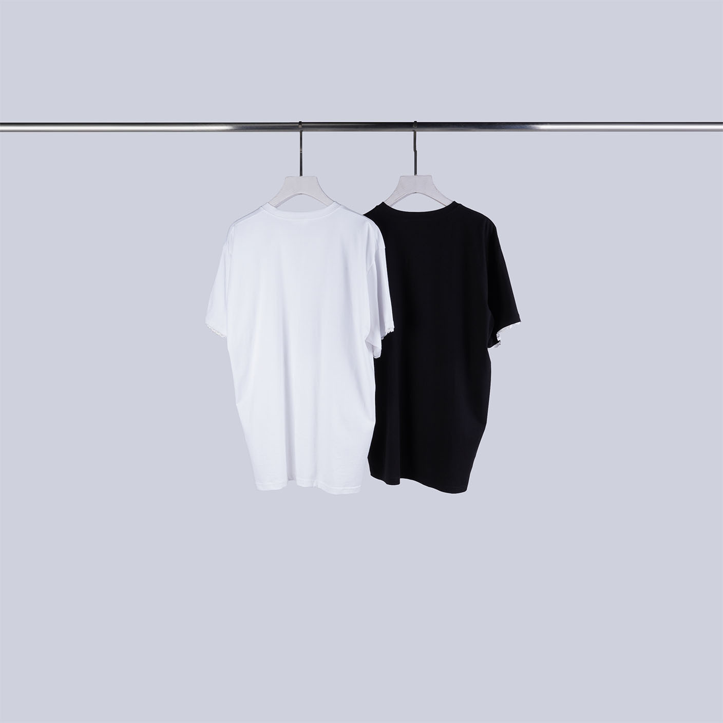 看報紙英字愛心蕾絲T | 2色