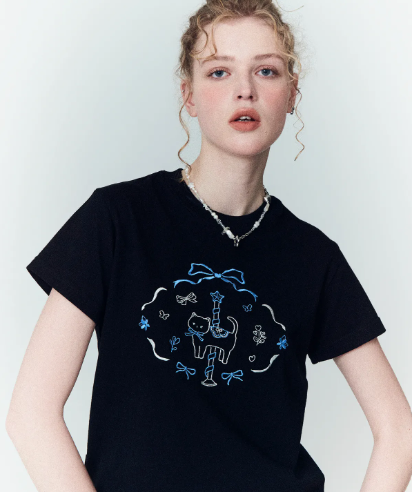 CPGN STUDIO / Circle Kitty Embroidered Cropped T-Shirt / Black   JUL25