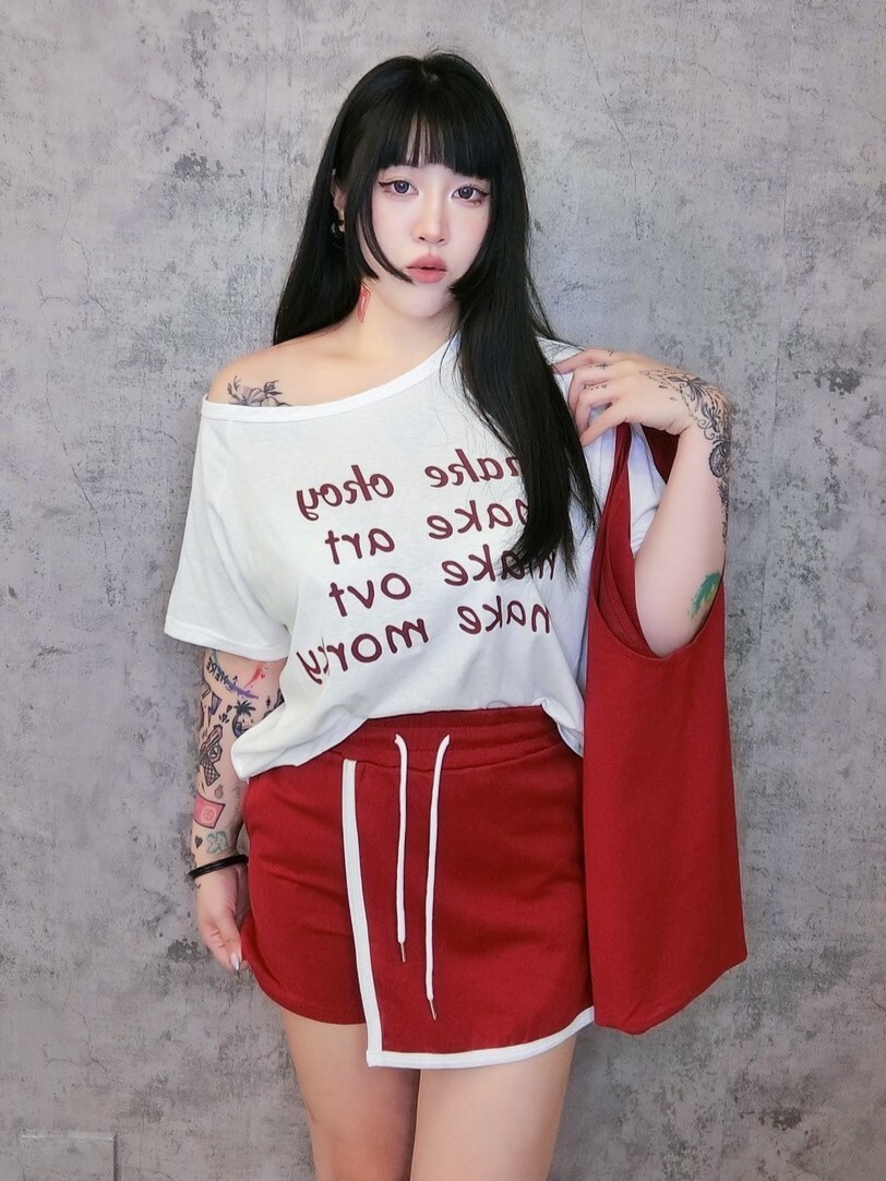 斜肩大T運動褲裙配色包包三件套