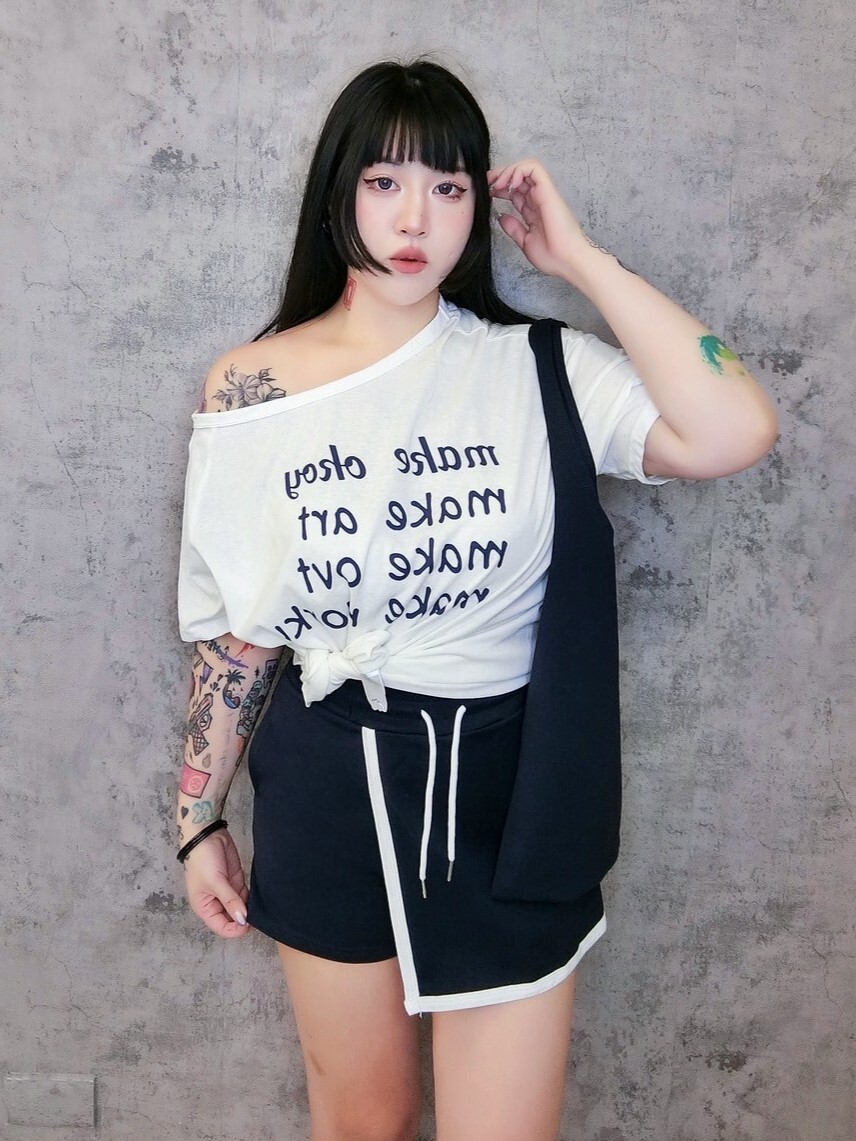 斜肩大T運動褲裙配色包包三件套