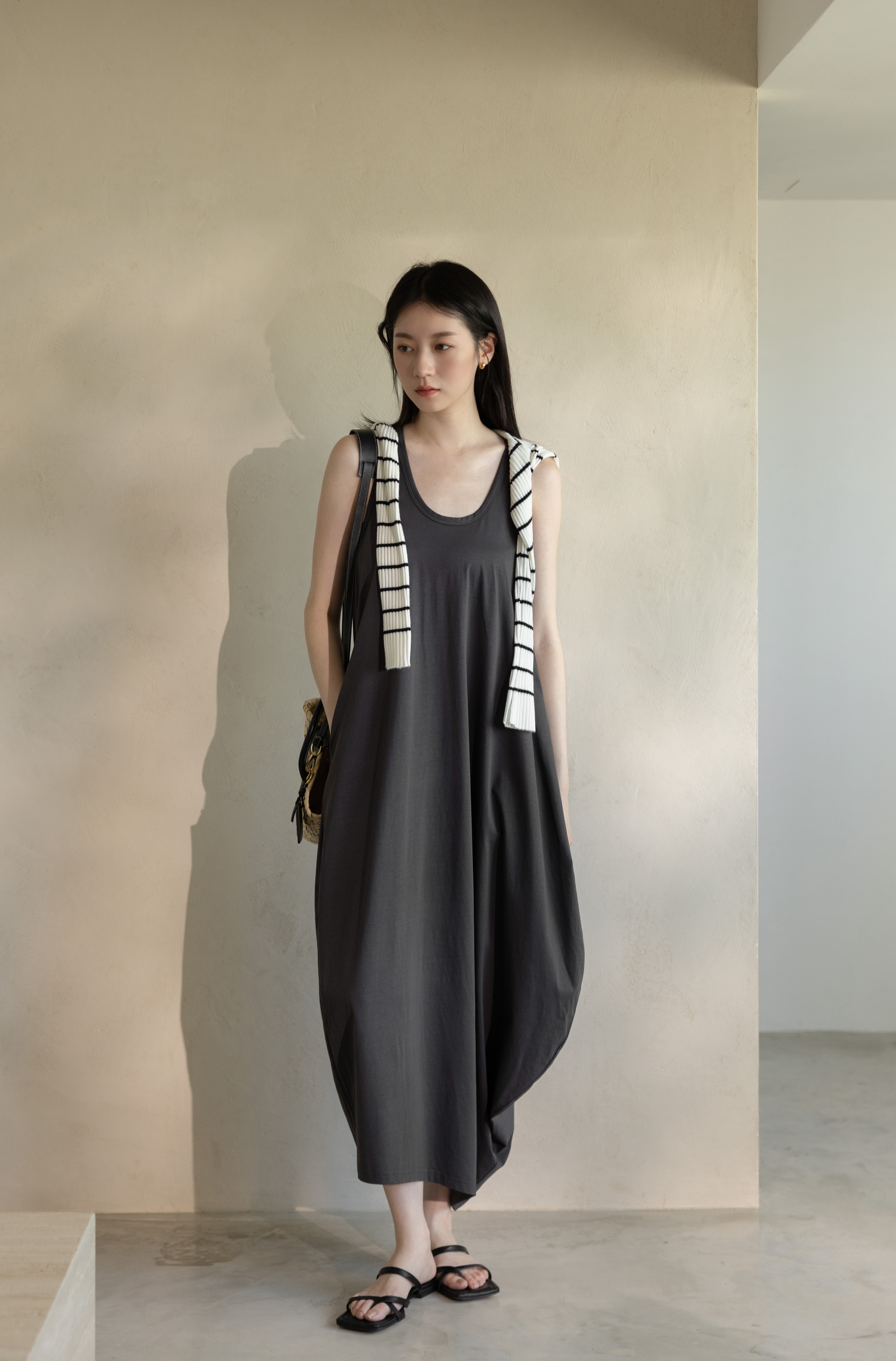 親膚設計感背心長洋-墨