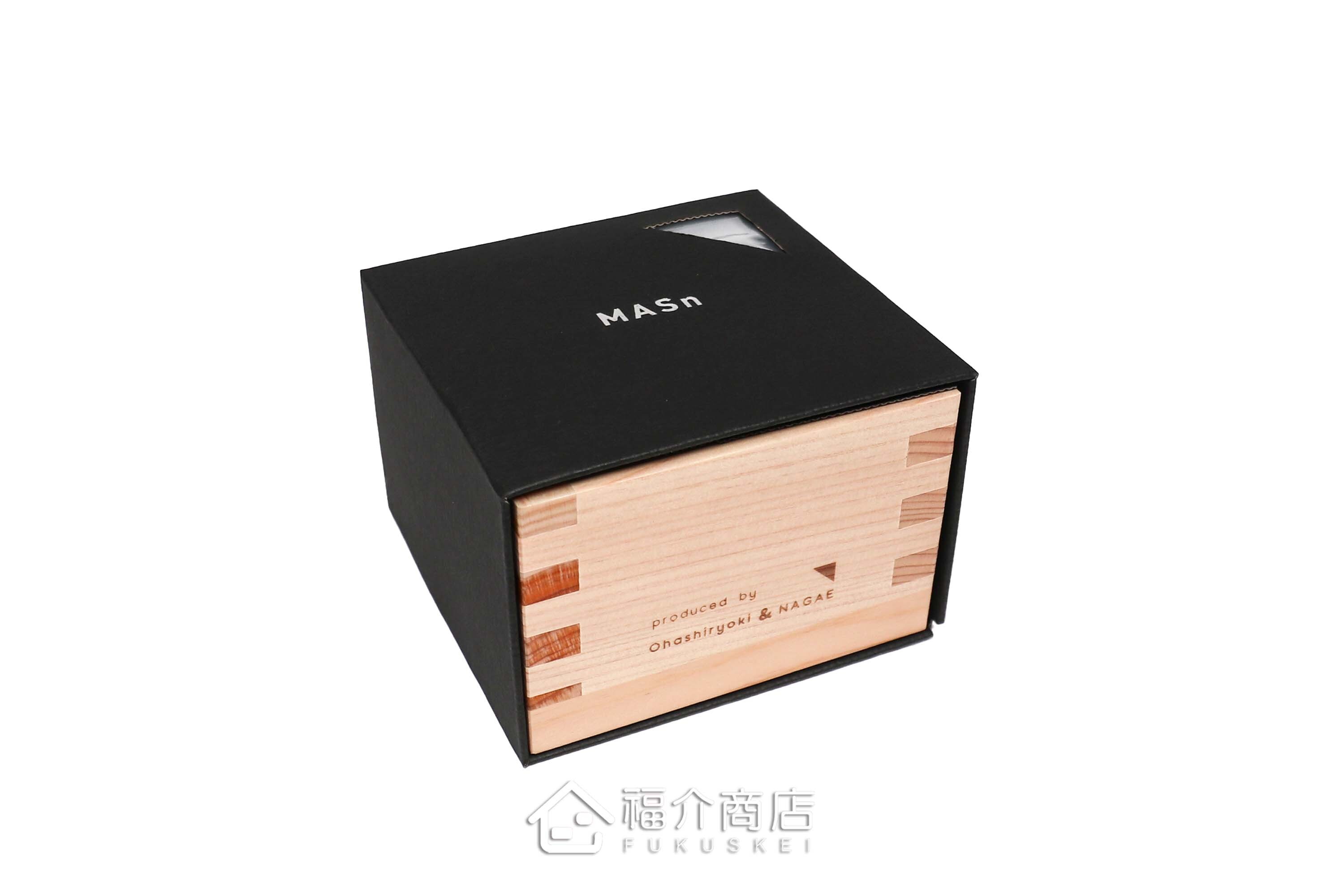 喝日本清酒的木製與錫材質酒器