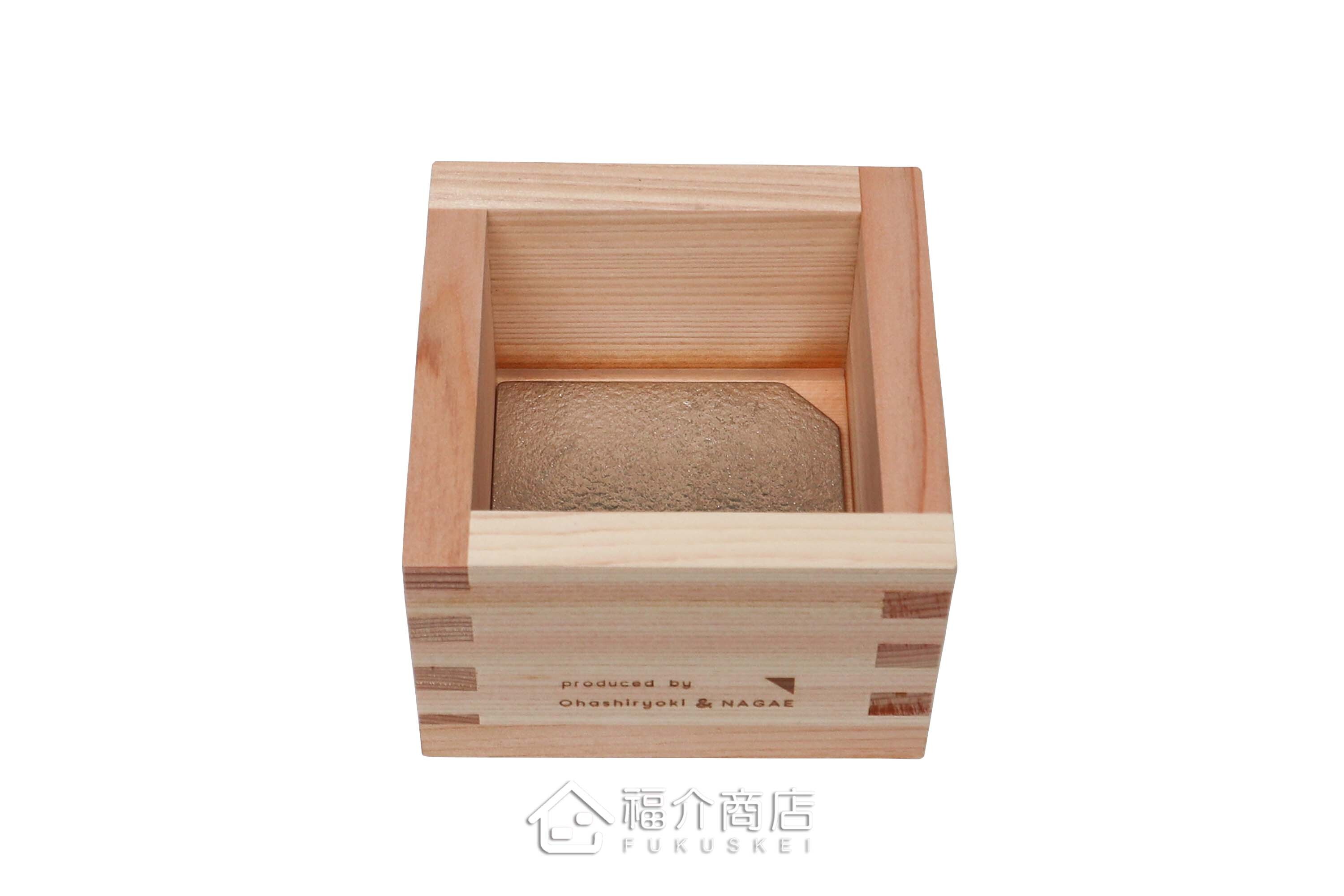 喝日本清酒的木製與錫材質酒器