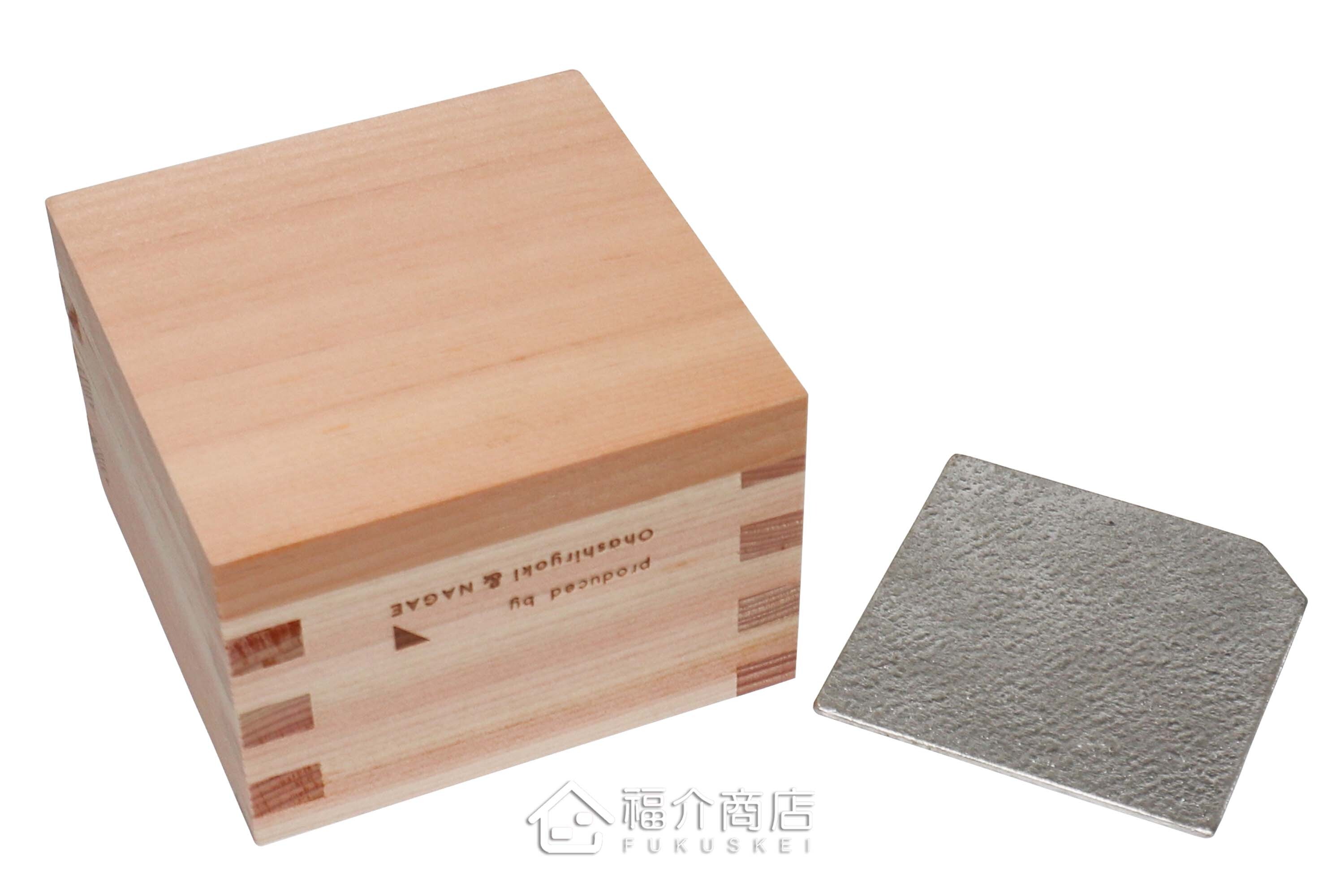 喝日本清酒的木製與錫材質酒器