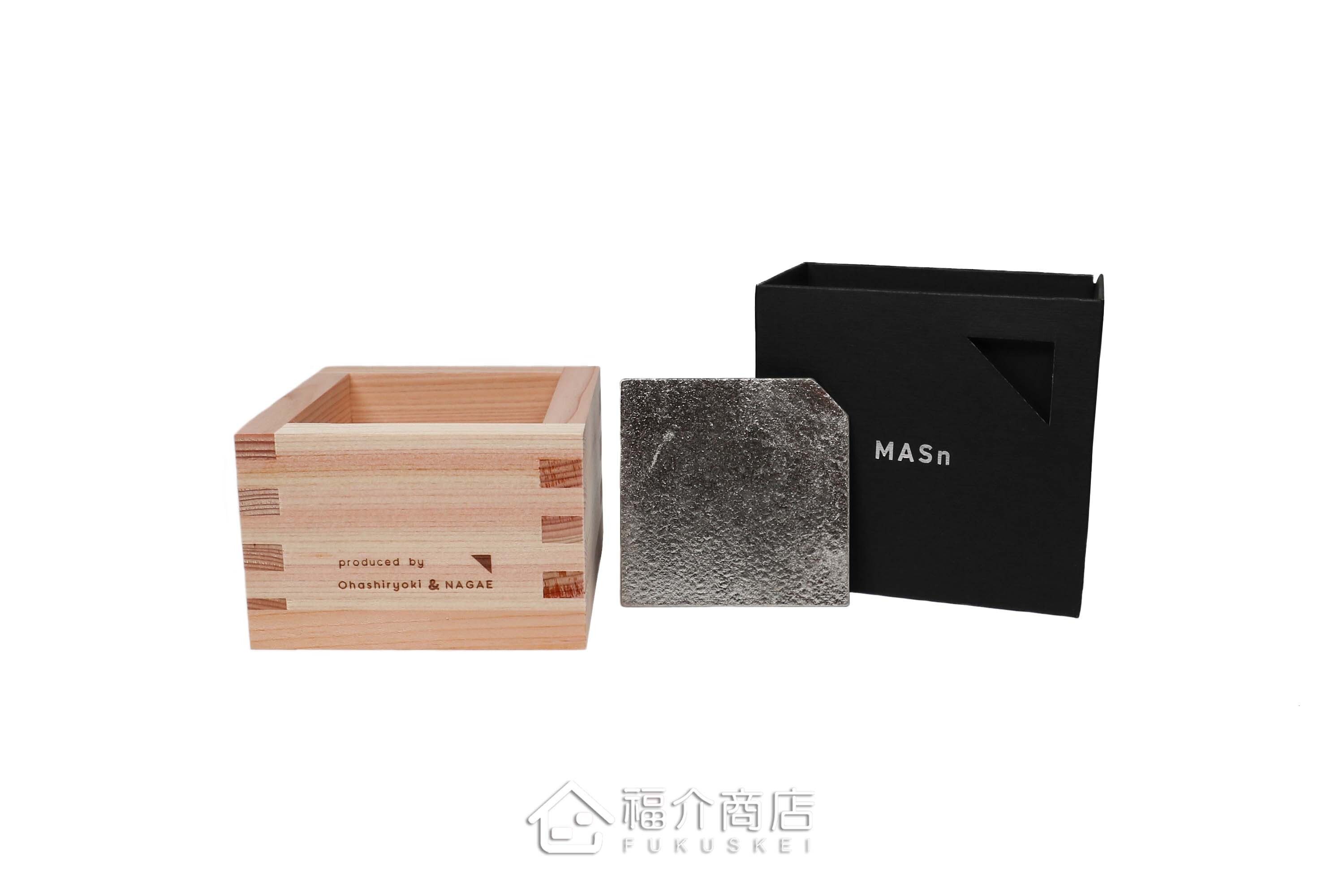 喝日本清酒的木製與錫材質酒器