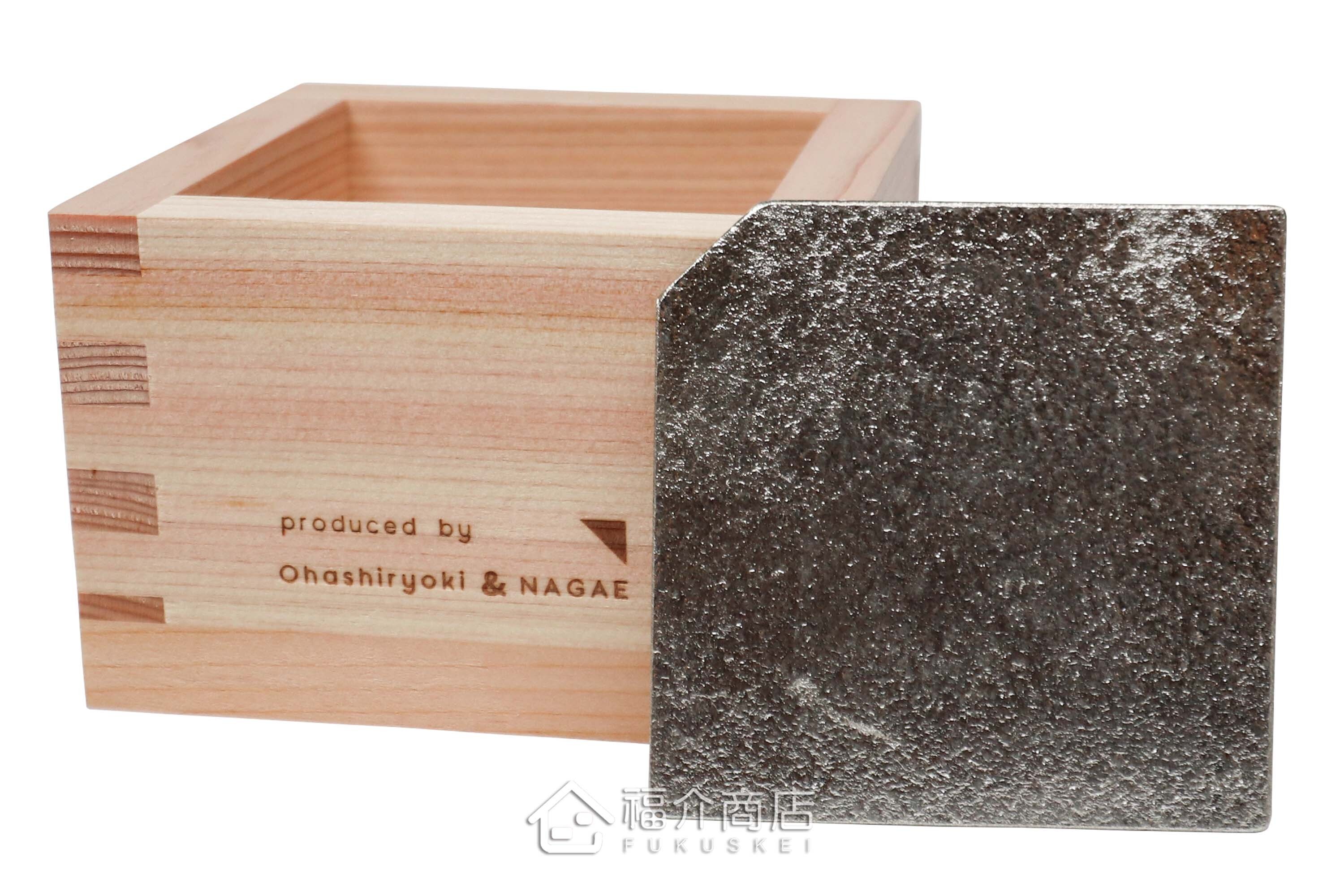 喝日本清酒的木製與錫材質酒器