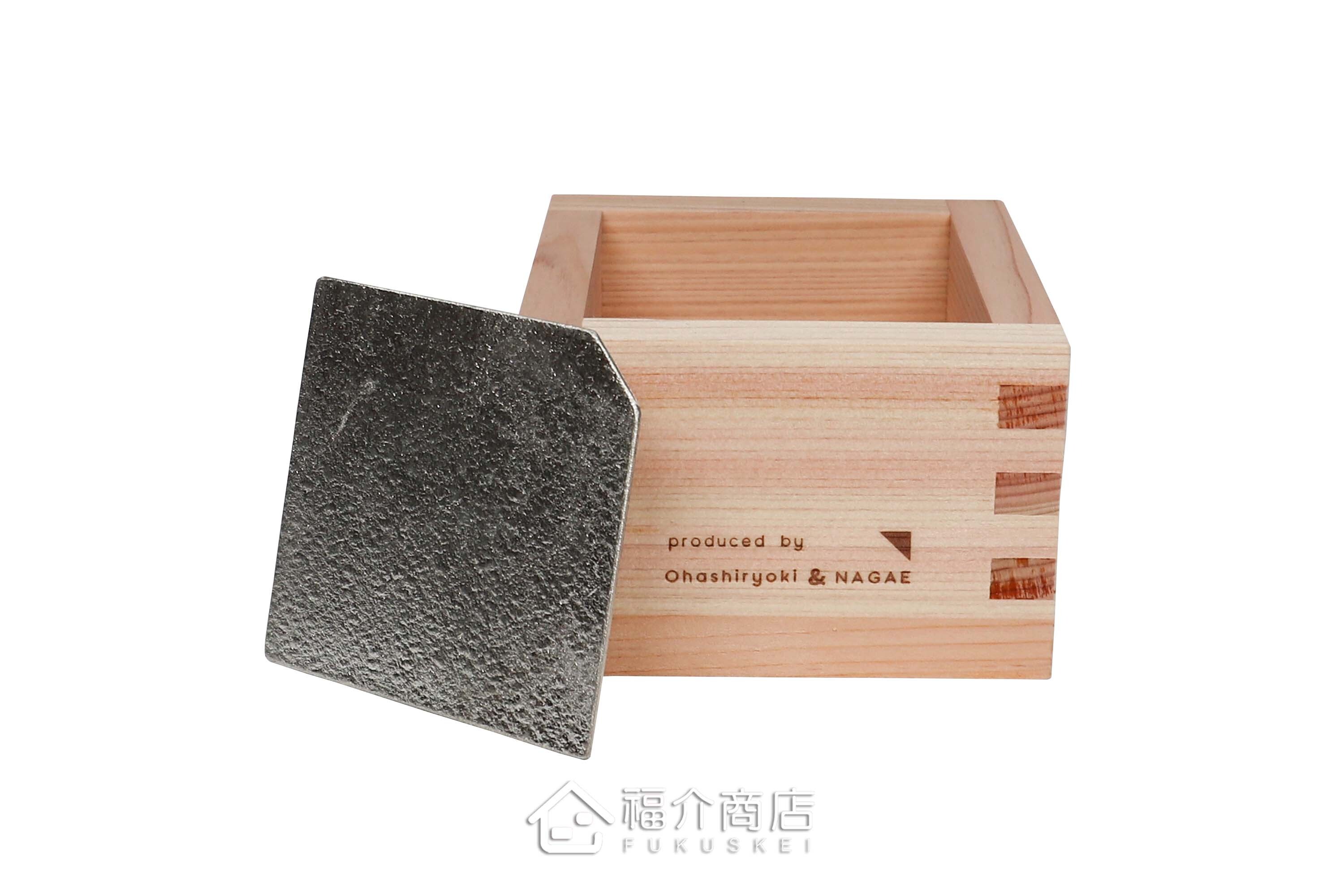 喝日本清酒的木製與錫材質酒器