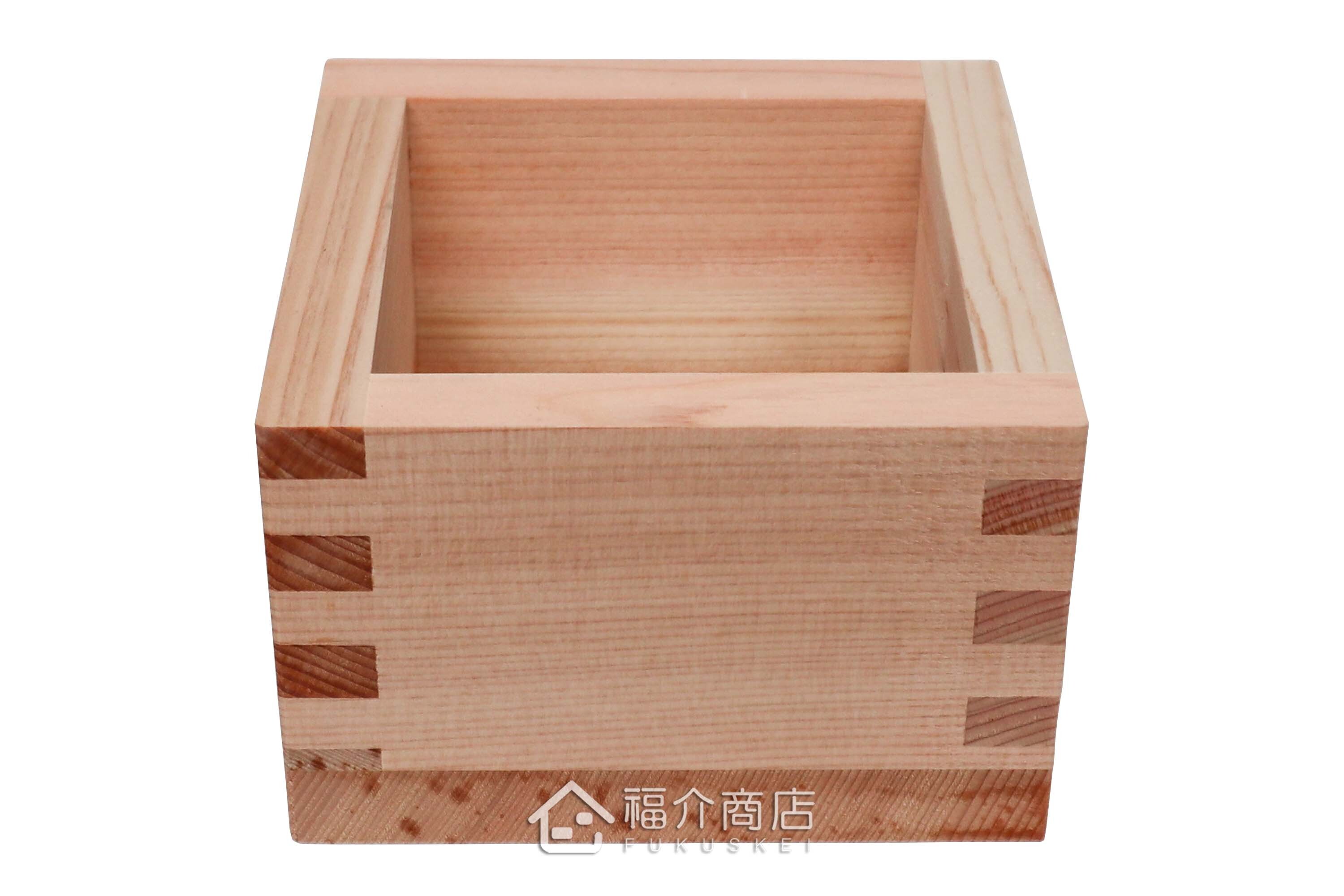 喝日本清酒的木製與錫材質酒器