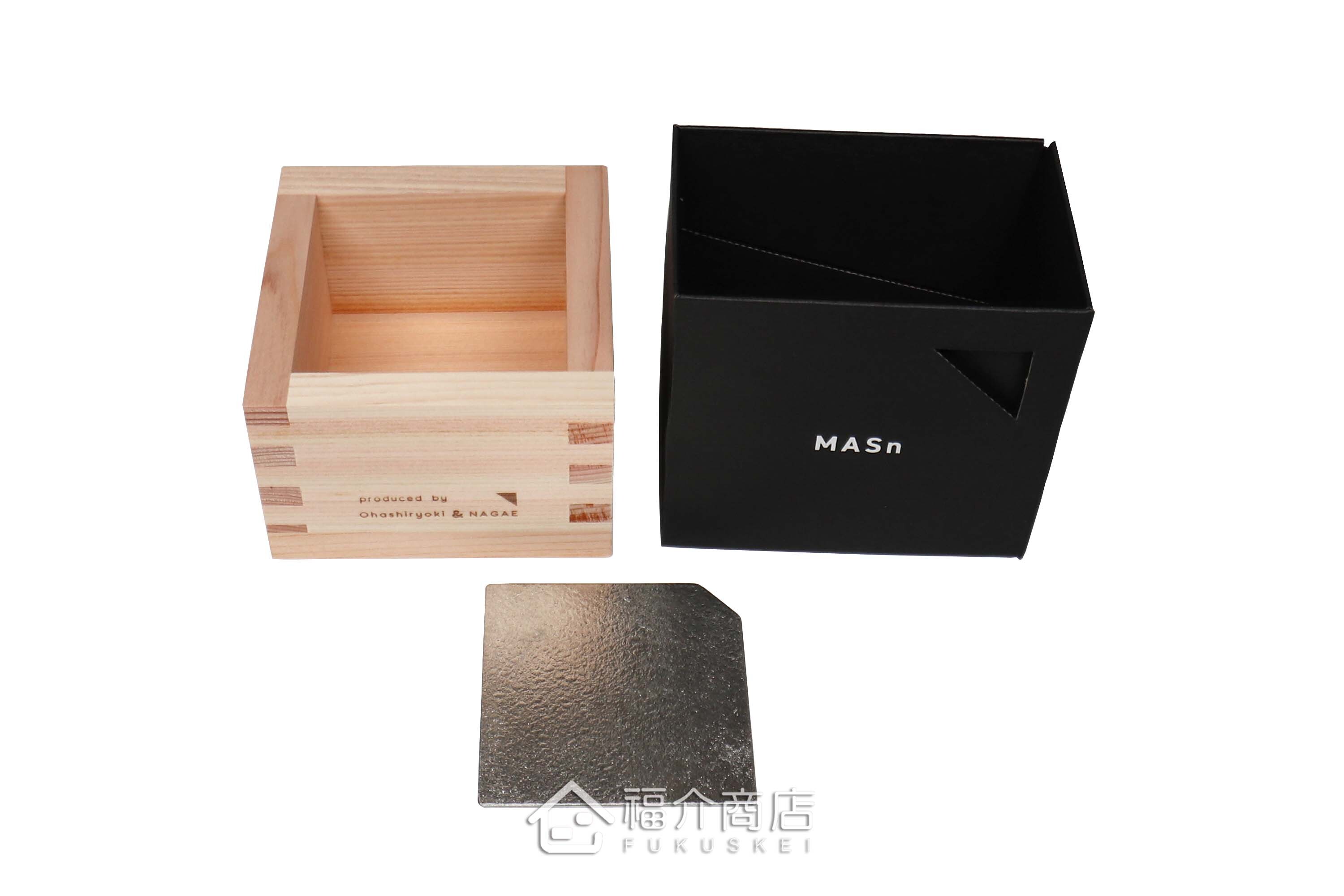 喝日本清酒的木製與錫材質酒器