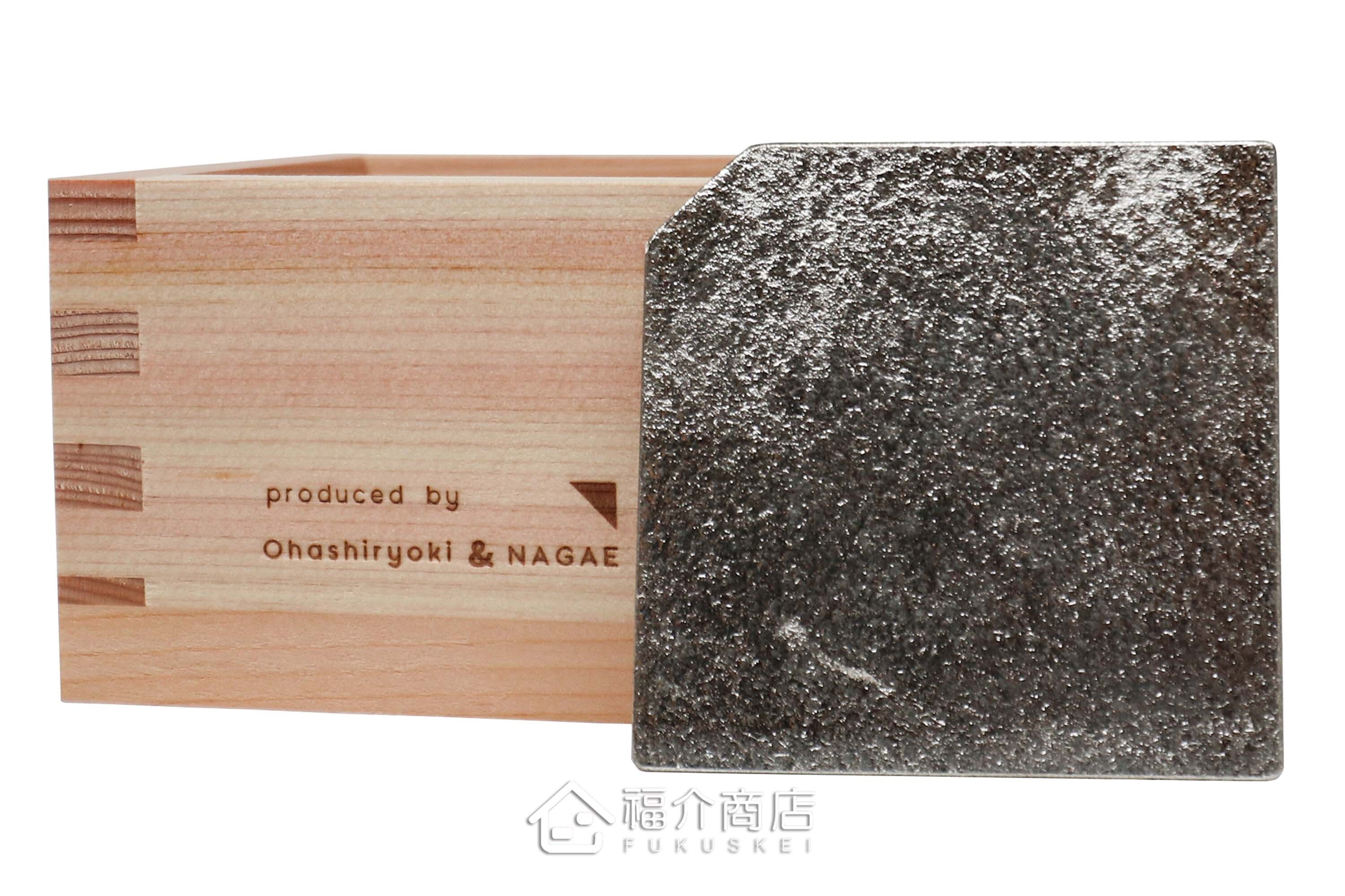 喝日本清酒的木製與錫材質酒器