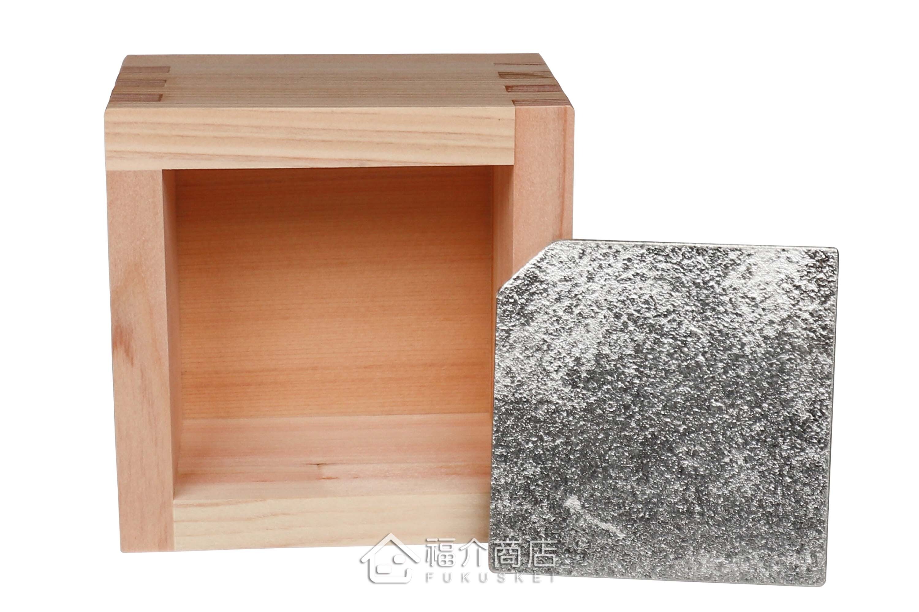 喝日本清酒的木製與錫材質酒器