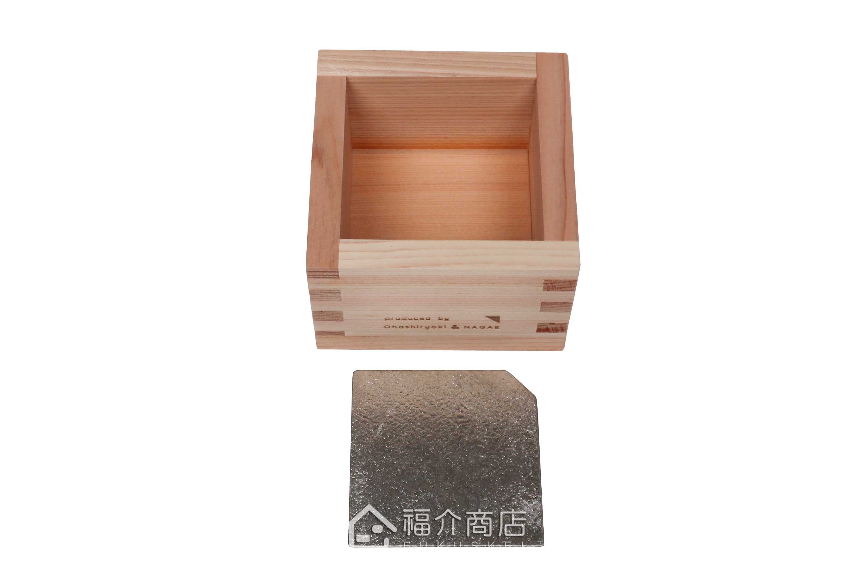 喝日本清酒的木製與錫材質酒器