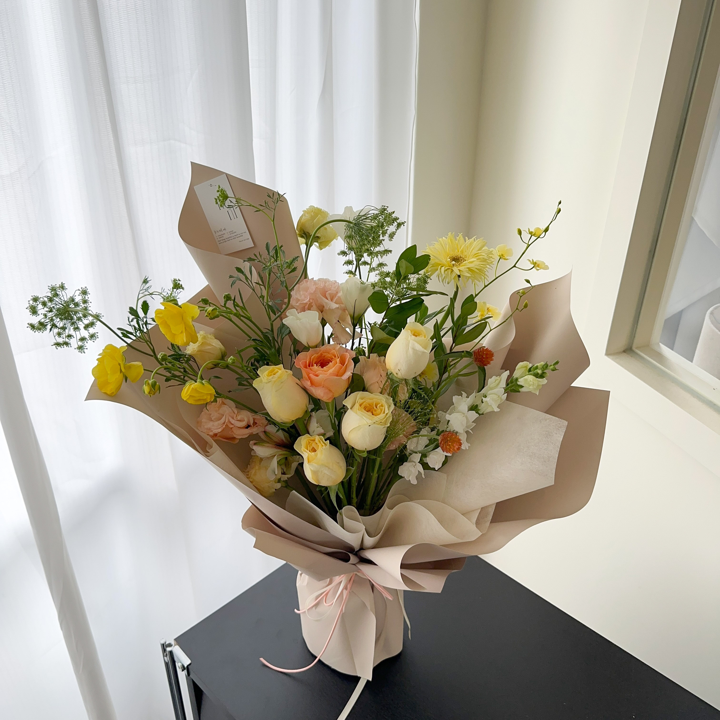 春天的耳語-黃橘色綜合玫瑰鮮花花束