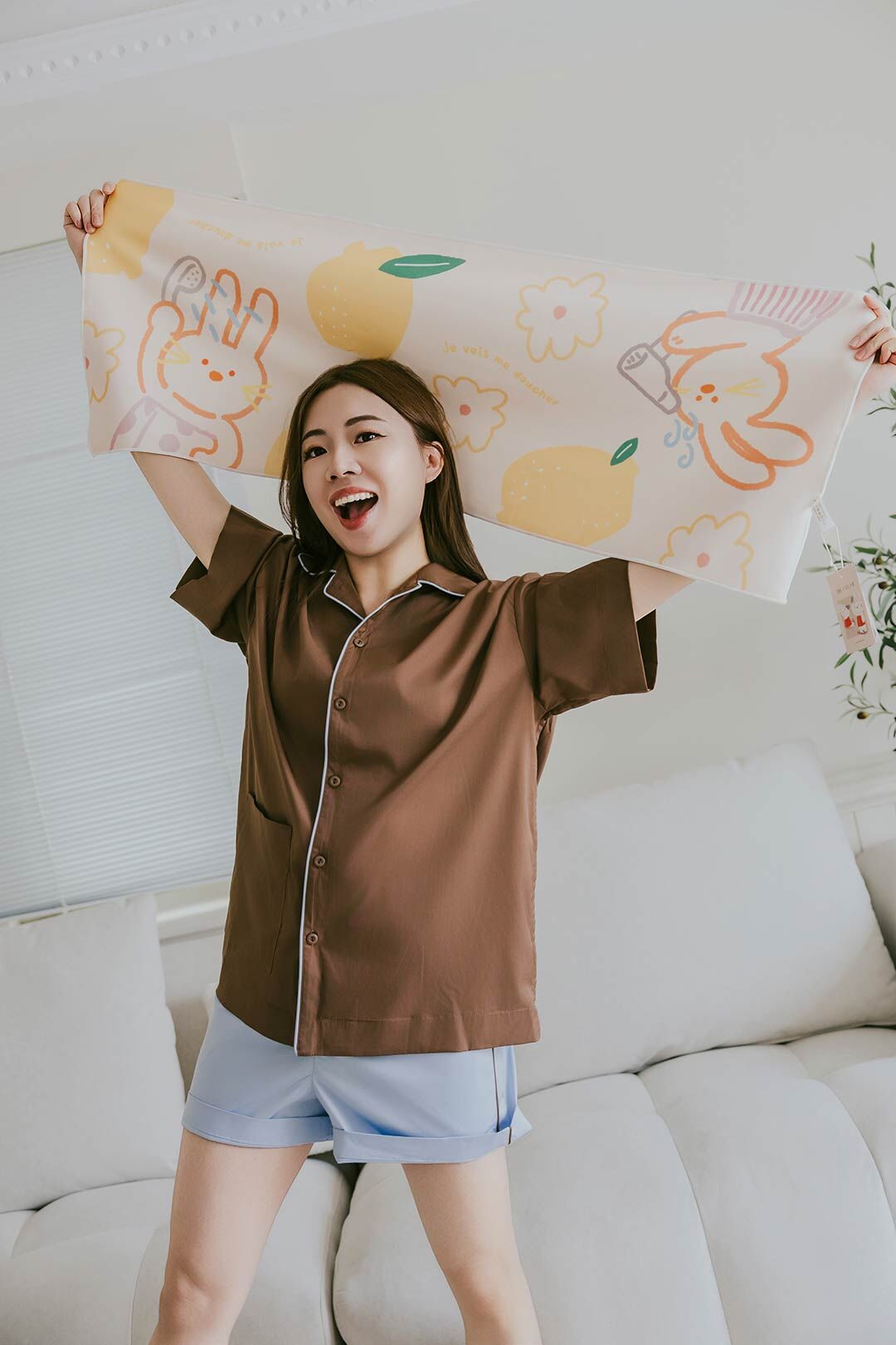 女孩笑著拿毛巾