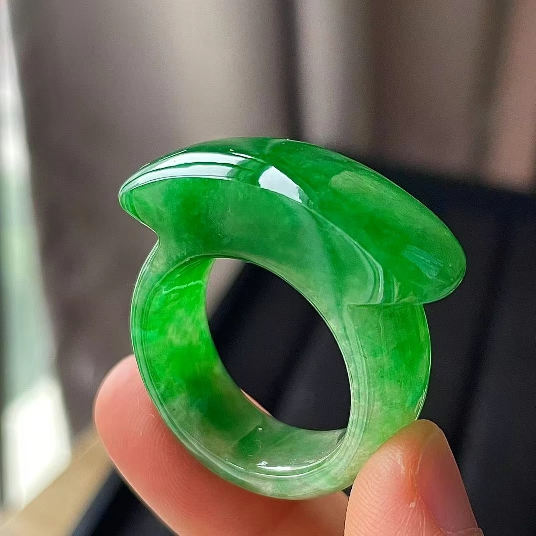 76558 翡翠冰種辣綠扳指 (港圈 23號)