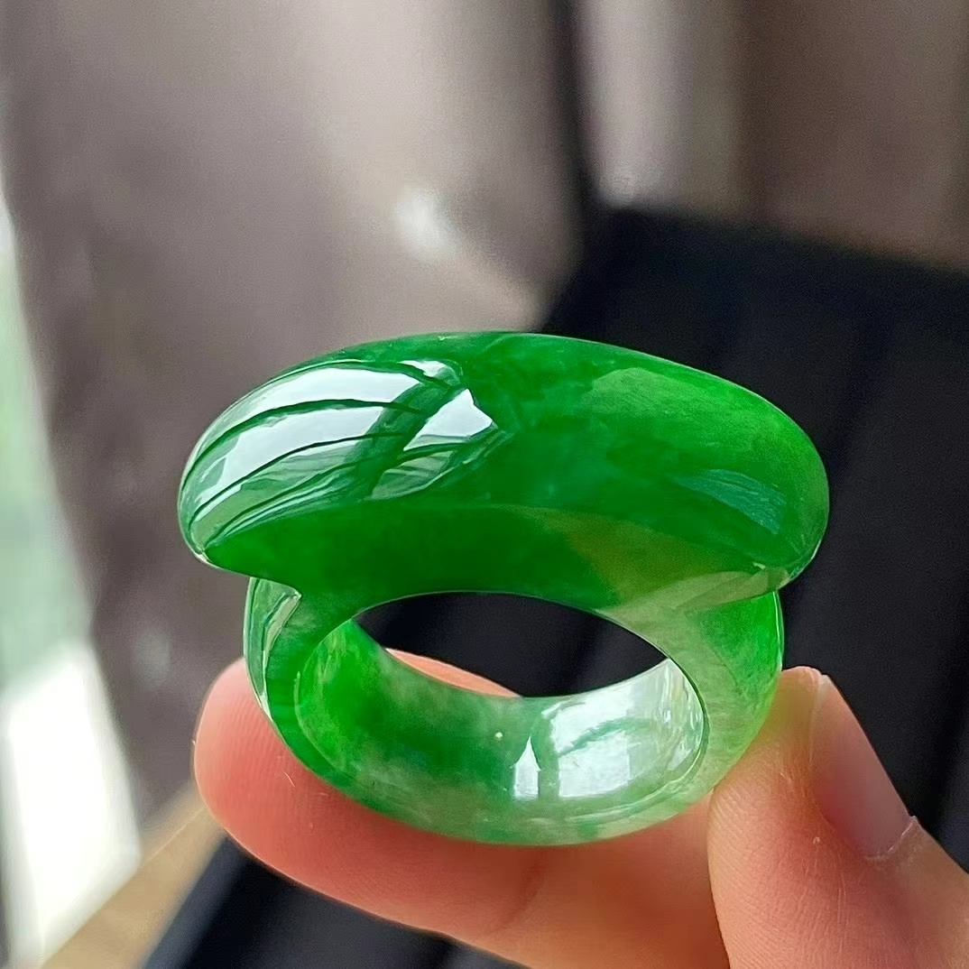 76558 翡翠冰種辣綠扳指 (港圈 23號)