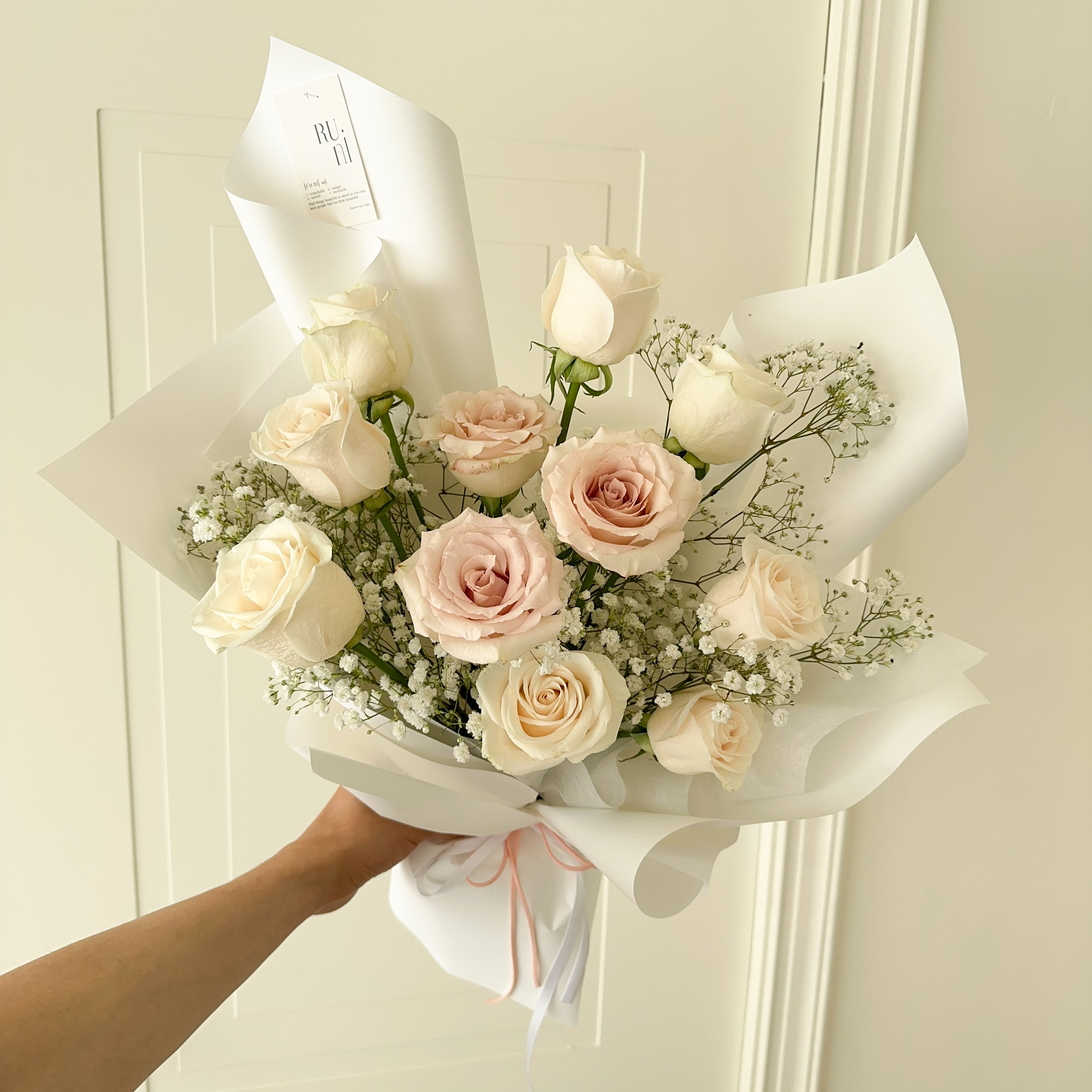 淡粉花語-進口白粉玫瑰滿天星綜合鮮花花束