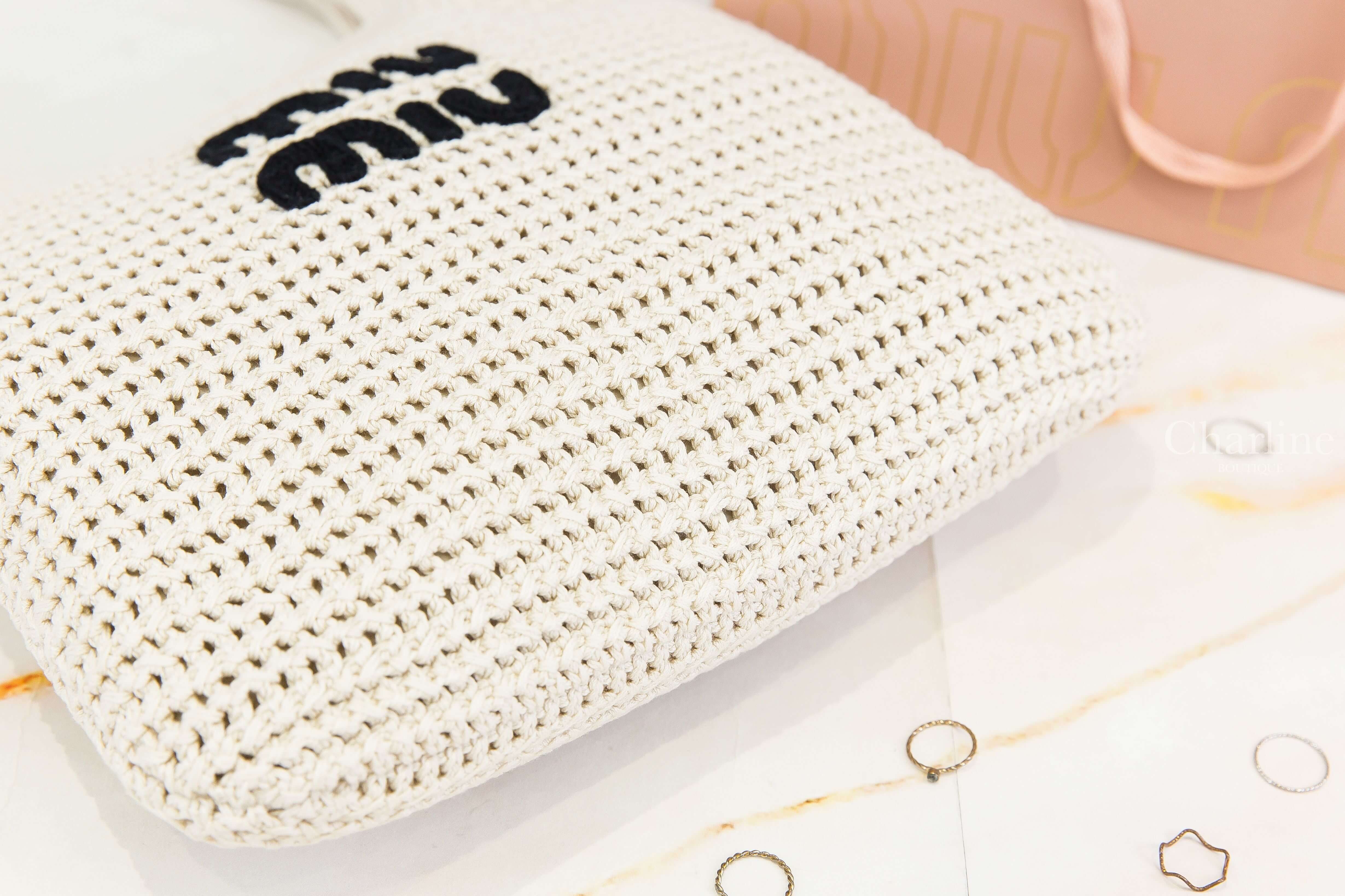 Miu Miu Ivy Raffia-Effect Woven Tote Bag 粉筆白黑字帆布內裡棉質編織手提肩背托特包-Charline Boutique 精品代購