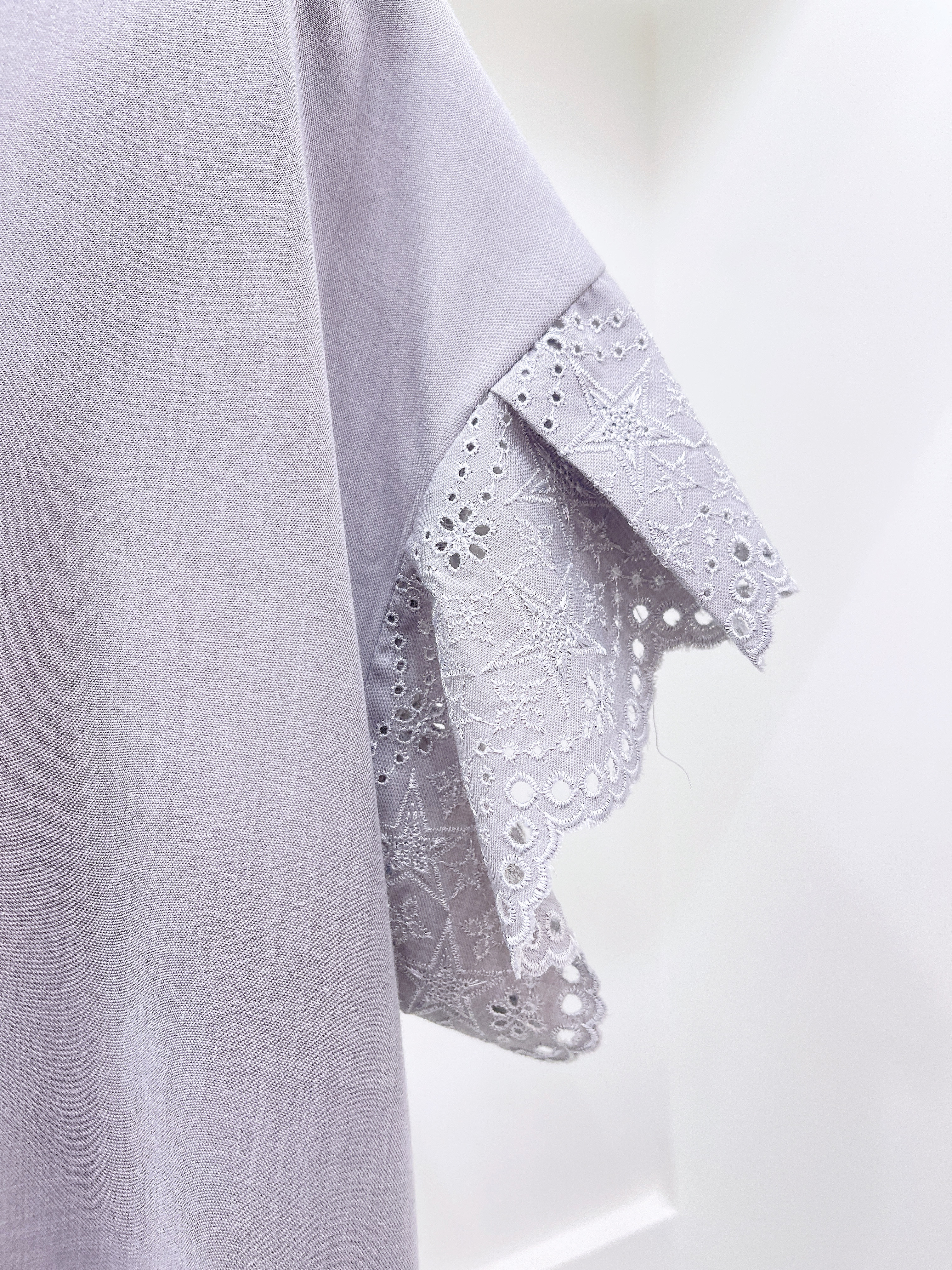 CHONO V領古典光澤蕾絲分層洋裝（灰）