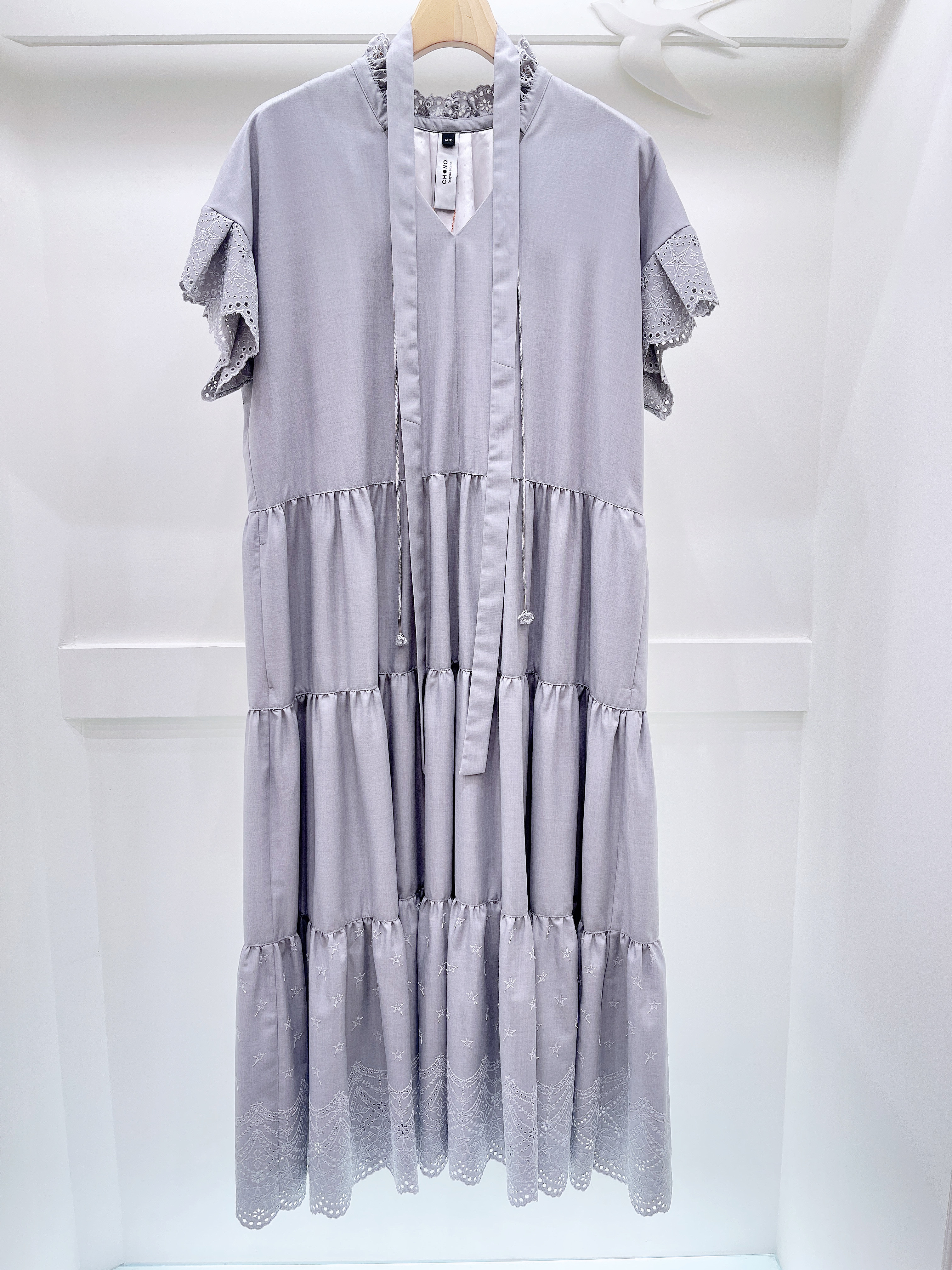 CHONO V領古典光澤蕾絲分層洋裝（灰）