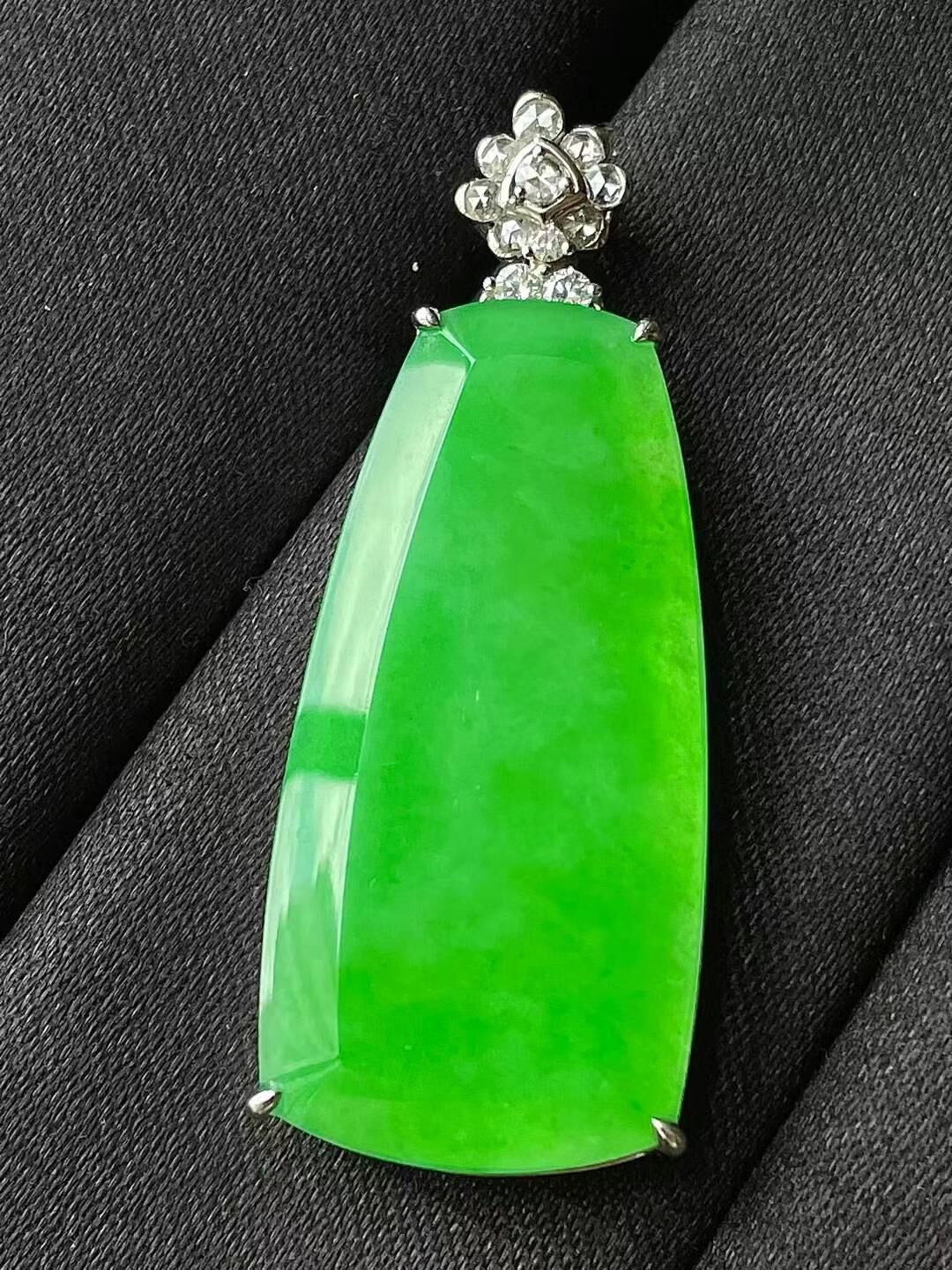 765517 翡翠冰種陽綠無事牌吊墜