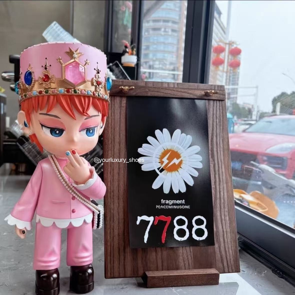 【Luxury】7788 潮流公仔 GD G-dragon ubermensch 權志龍 公仔 – 皇冠套裝 演唱會版 小花 小雛菊 小燈 演唱會手燈 BIGBANG