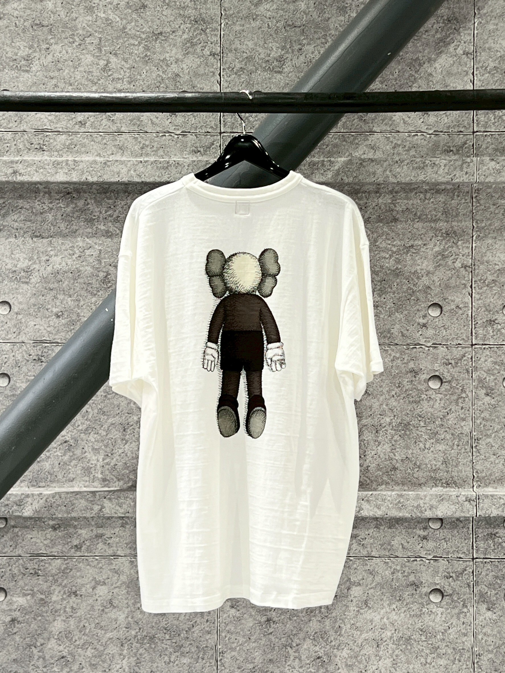 HUMAN MADE KAWS 聯名 背後大KAWS 短袖 T