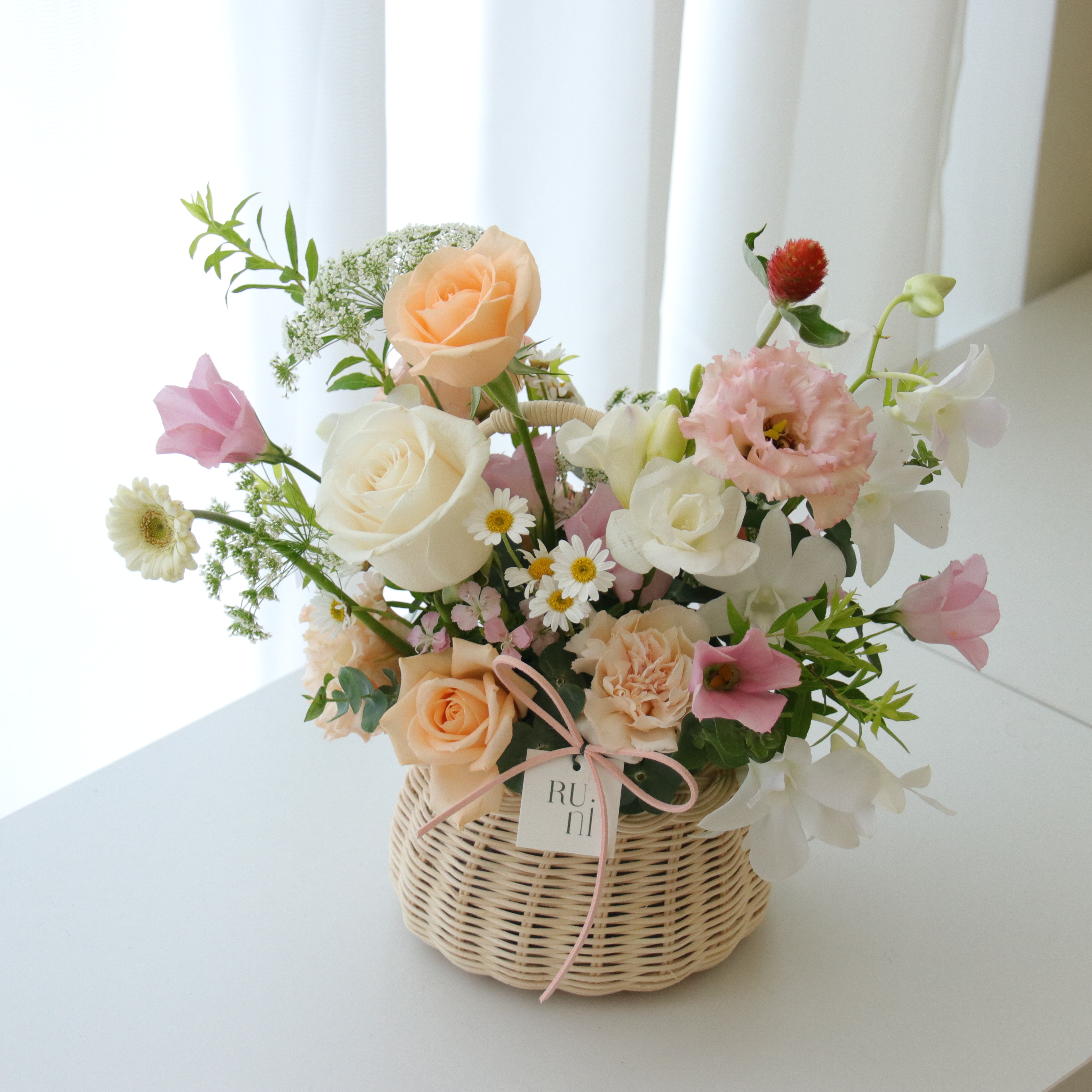 杏光漫步- 白粉橘淡色系客製鮮花花籃