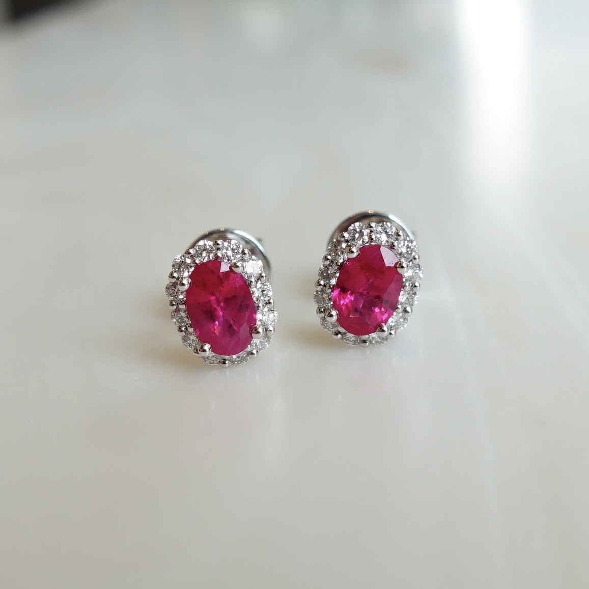 18K金天然紅寶石鑽石耳釘-橢圓形