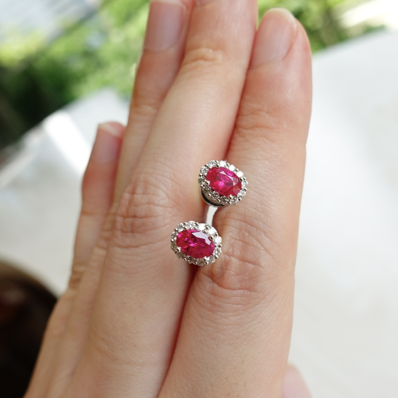 18K金天然紅寶石鑽石耳釘-橢圓形