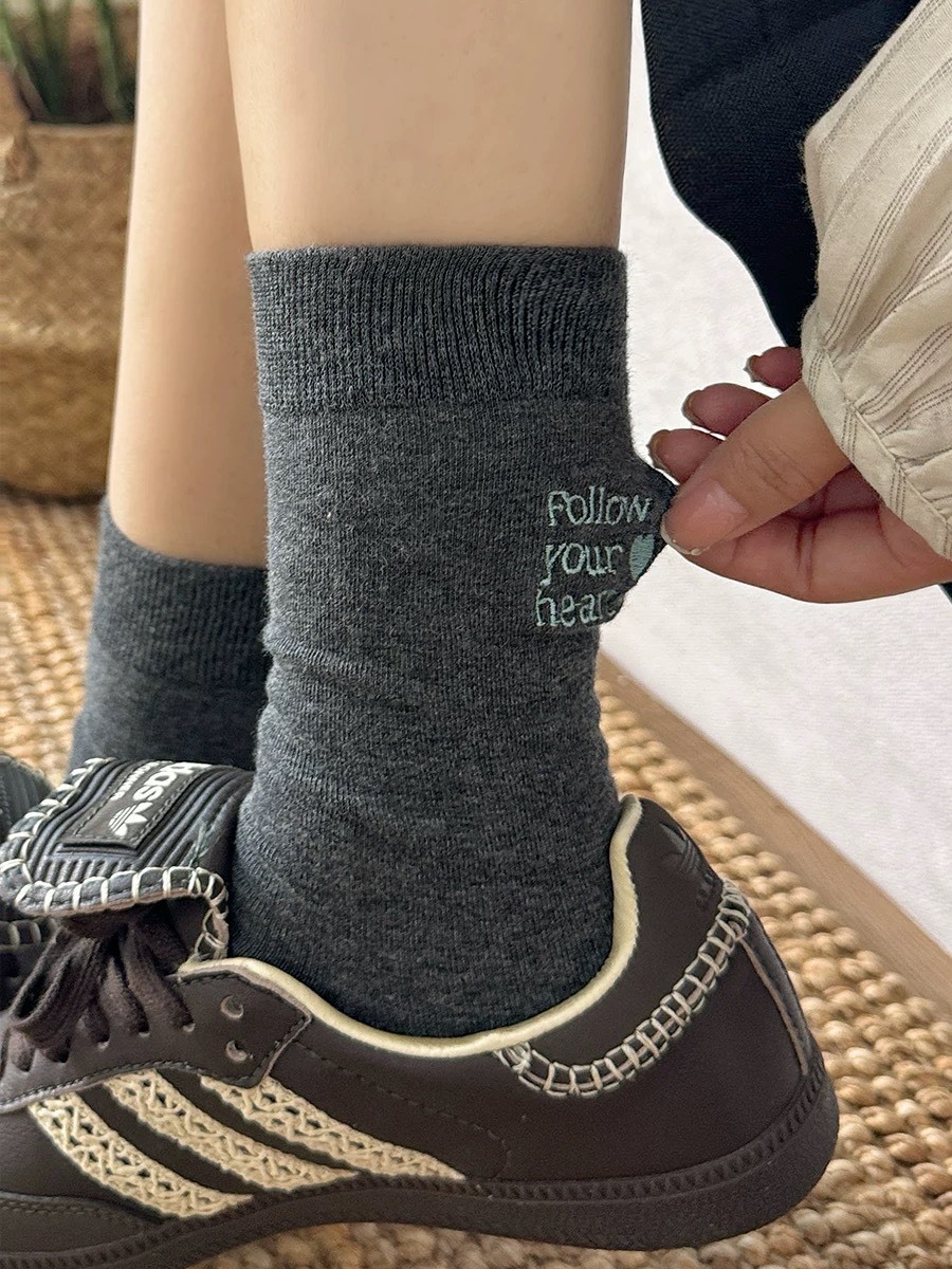 Follow your heart 愛心刺繡 中筒襪子