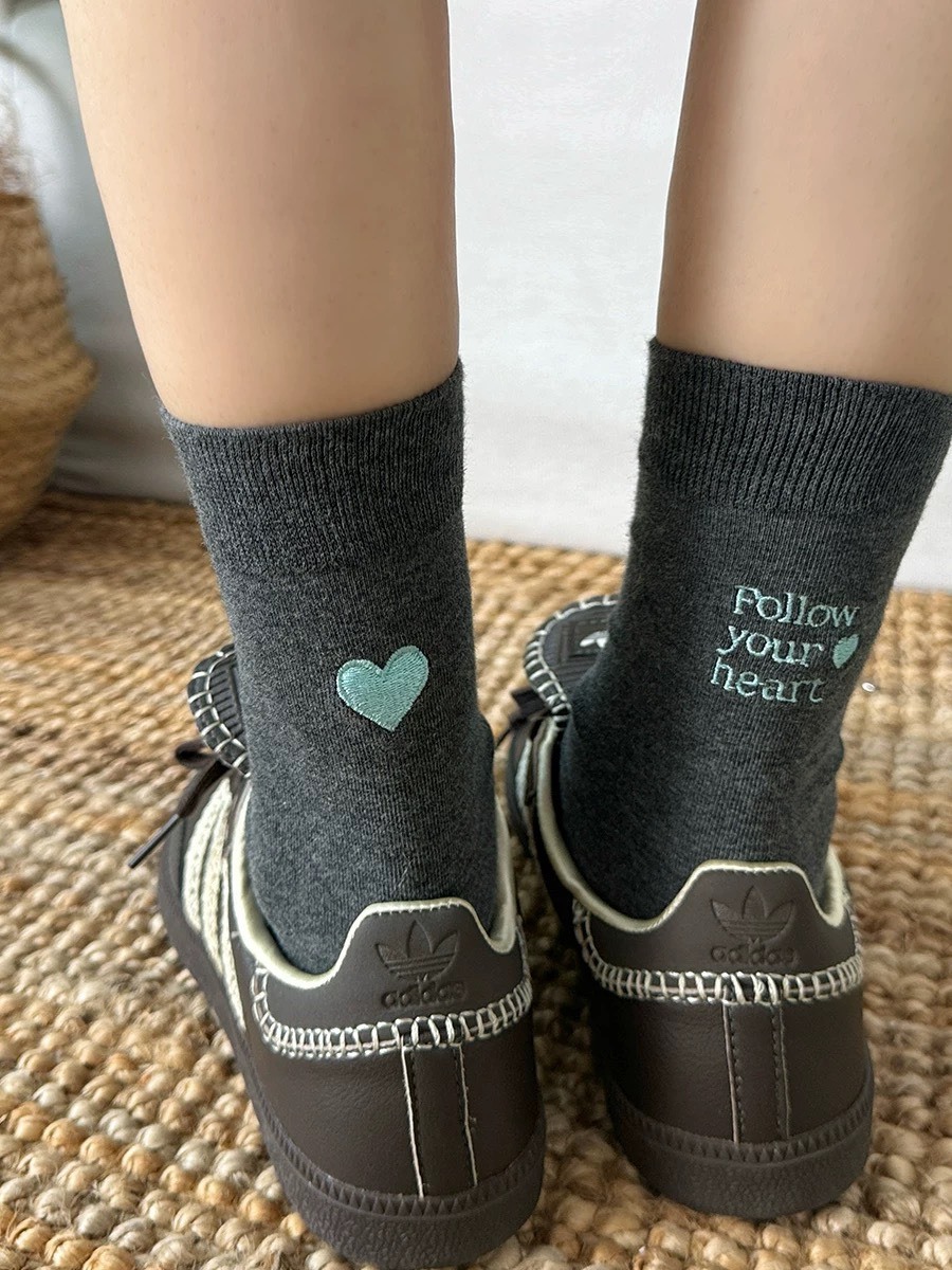 Follow your heart 愛心刺繡 中筒襪子