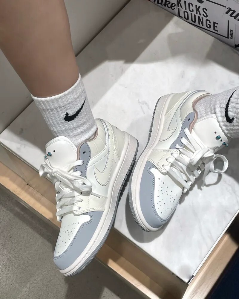 KTQ STORE ‧ Nike Air Jordan 1 Low "Soft Pearl" 奶白灰藍 珍珠亮片 IH7323-100