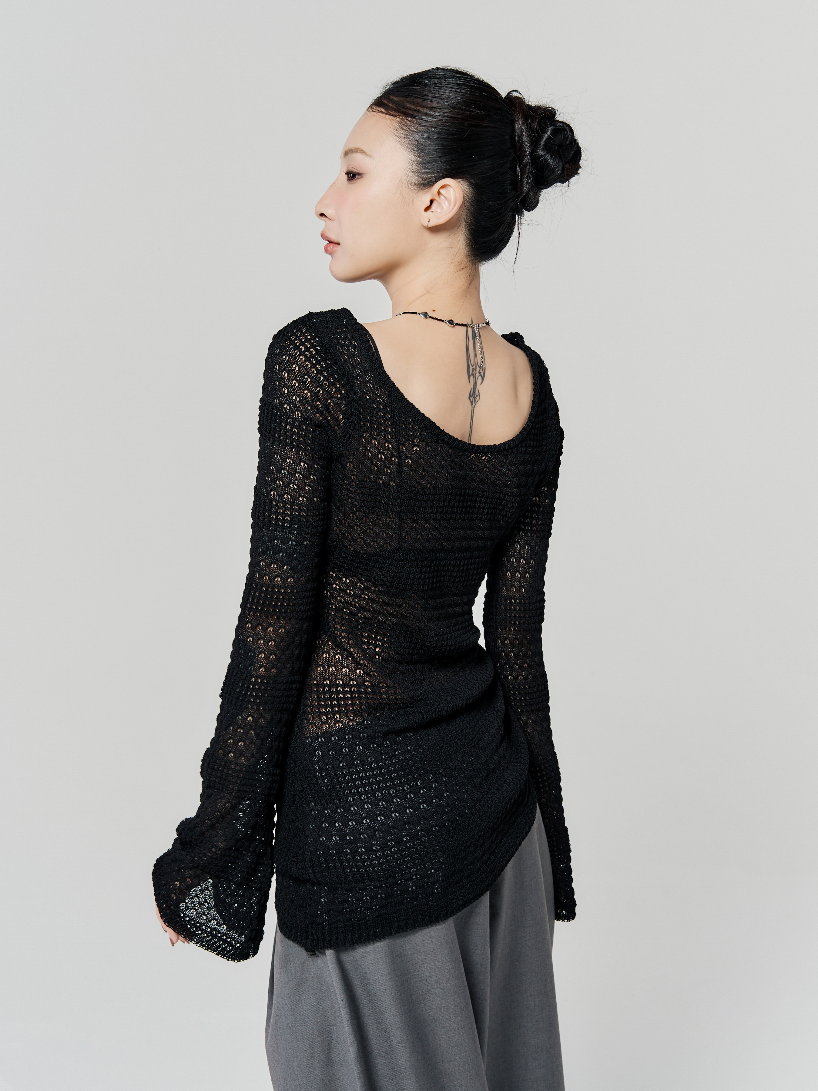 簍空抽繩喇叭袖長袖-黑