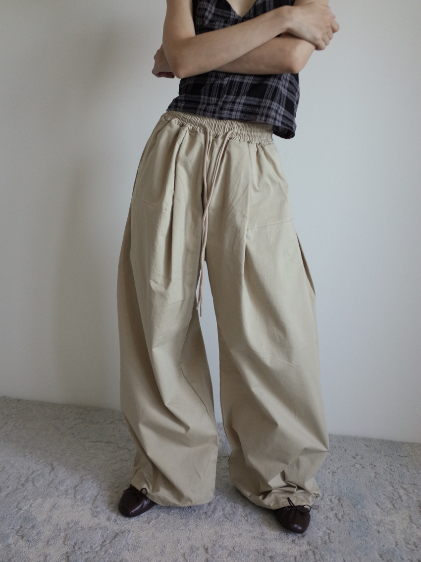 (UNISEX) relaxed-fit cotton trousers with side buttons and elastic waist in BEIGE