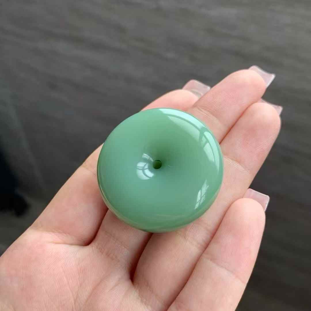 76775 和田玉瓷綠平安扣 (34.2mm直徑)