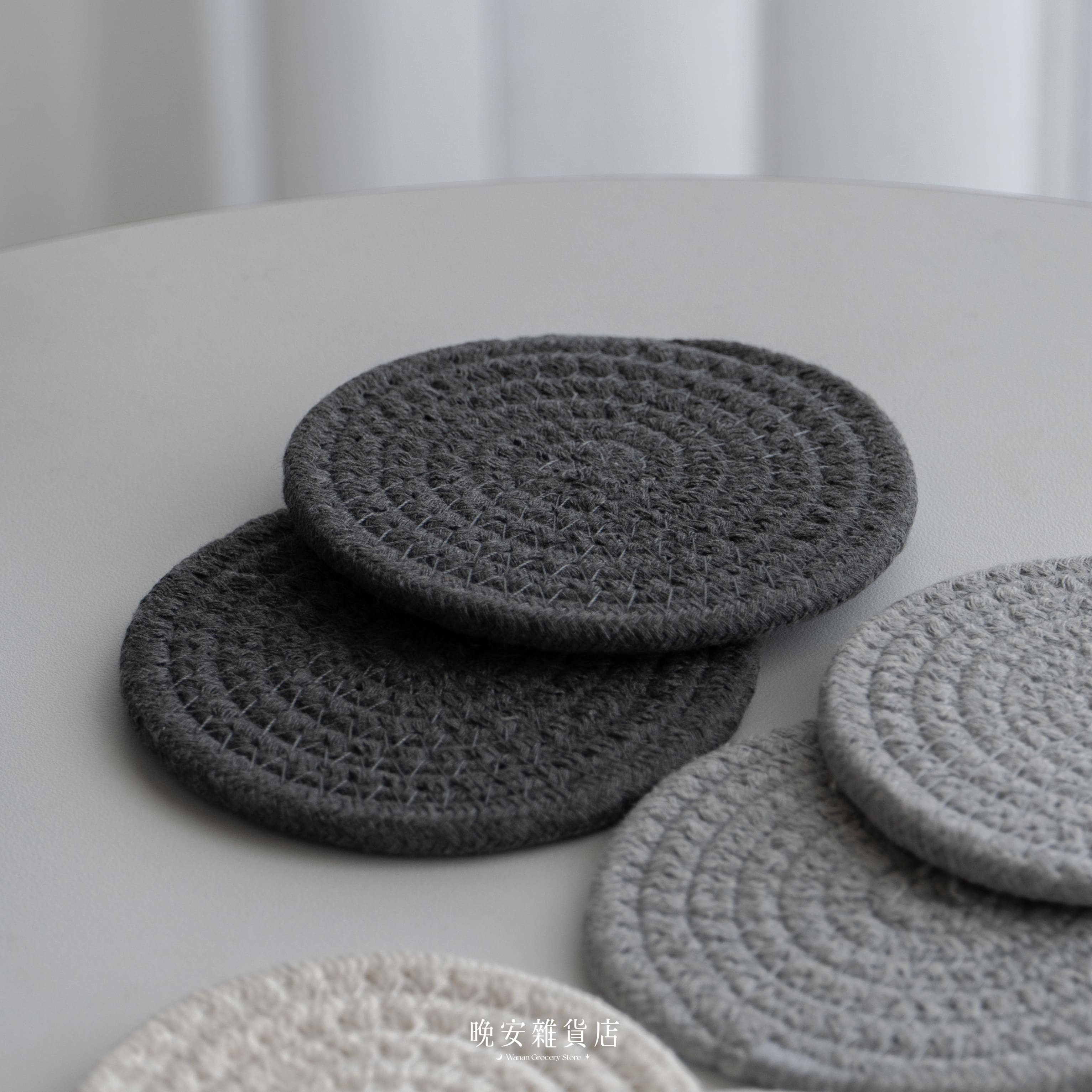 【桌面守護墊】棉麻杯墊組【8入+收納架】｜吸水杯墊