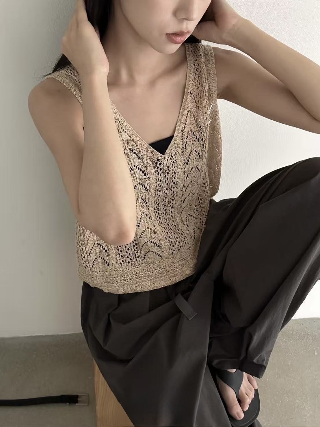 25039 v領簍空涼感針織背心