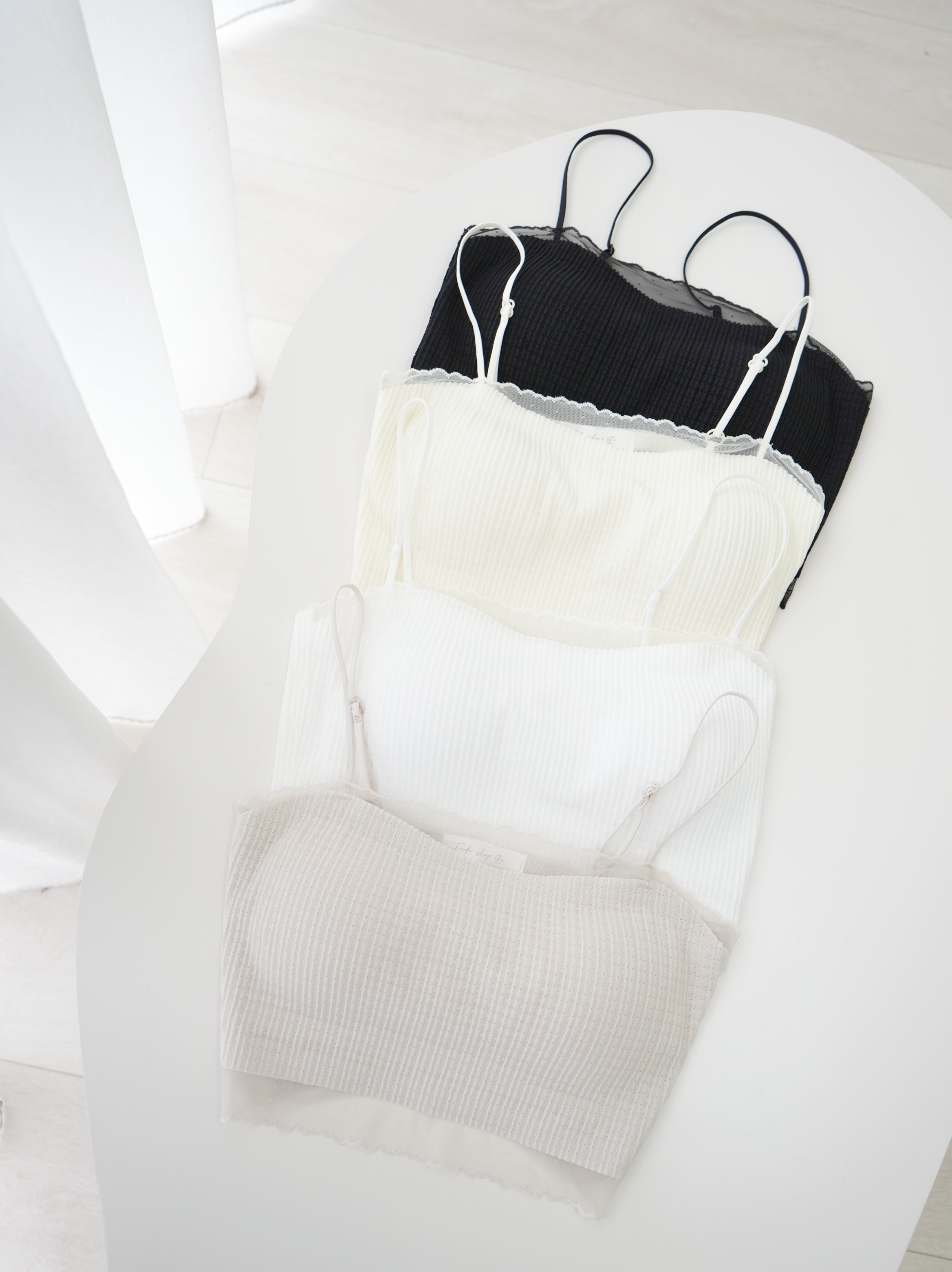 法朵Fado shop｜ 【短版】韓系玉點加紗平口背心(固定式胸墊) 5263035