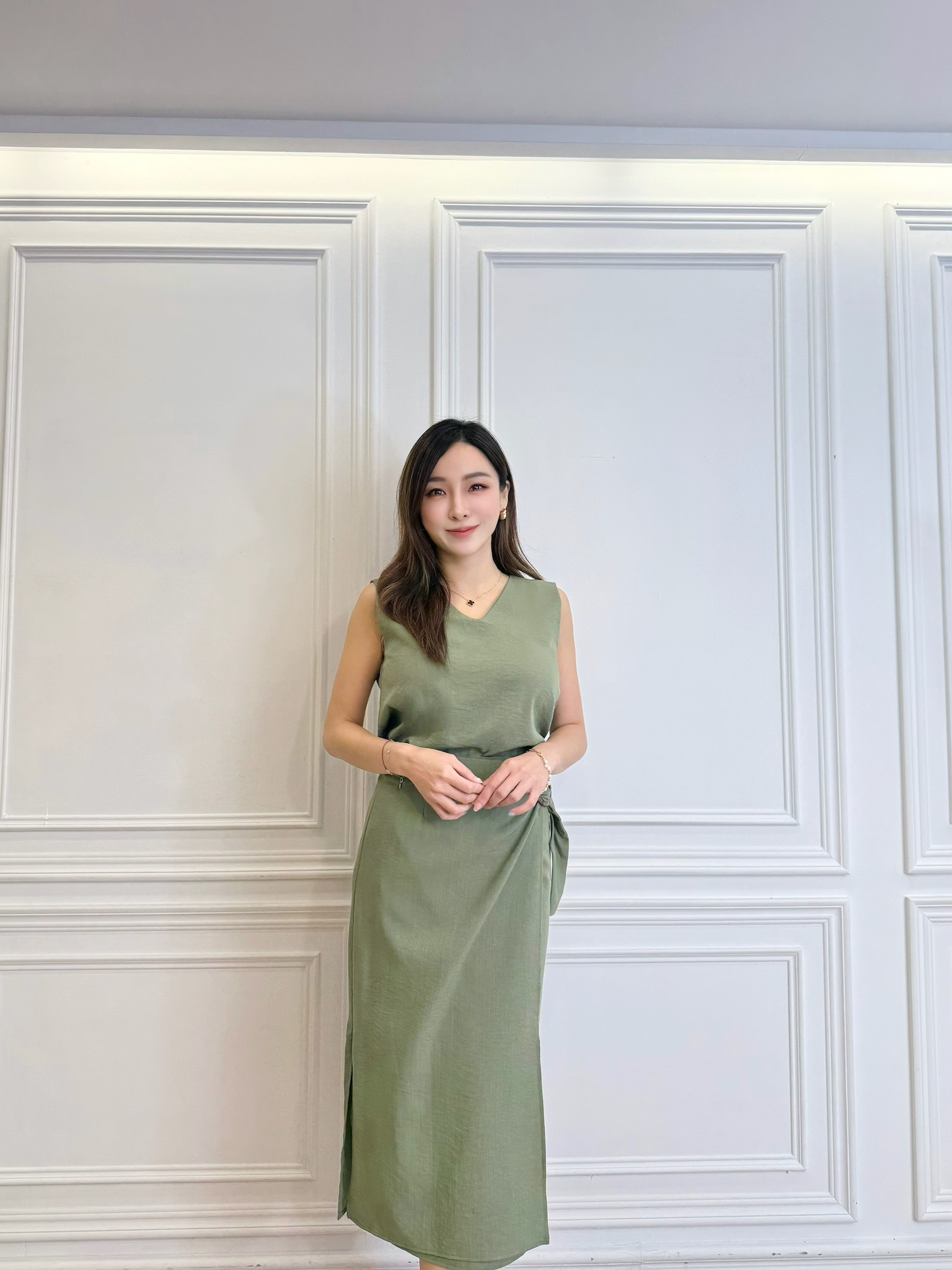光澤側釦環背心長裙套裝