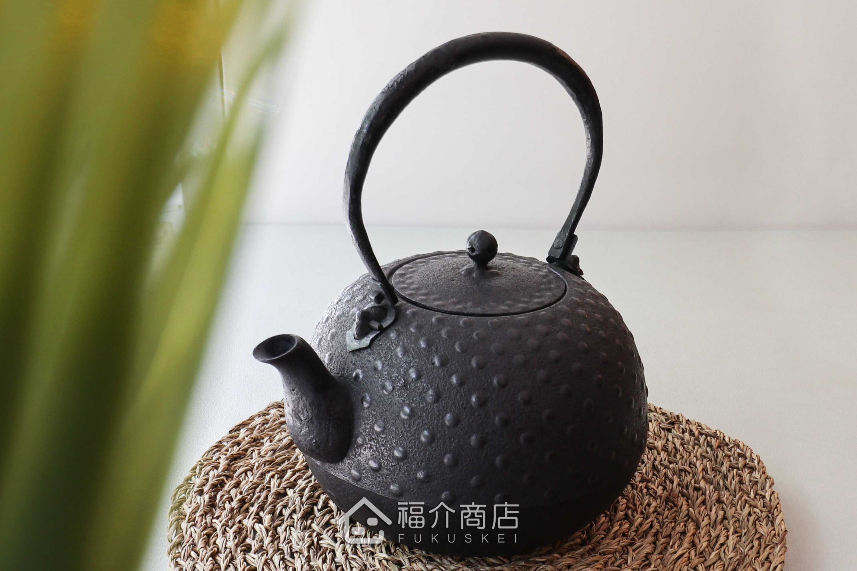 薰山工房所製作的日本鐵壺,壺身設計成寶珠型圓點紋