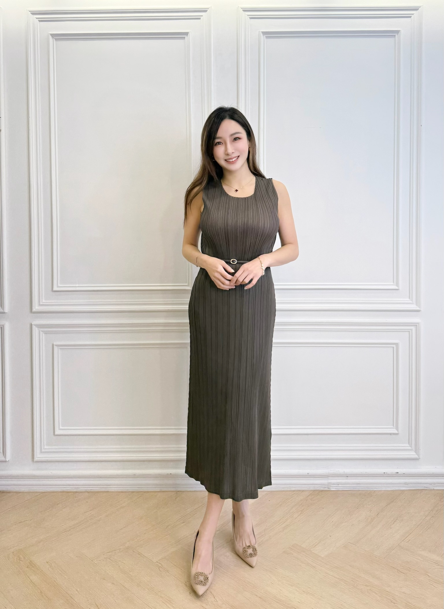 優雅顯身形細褶洋裝