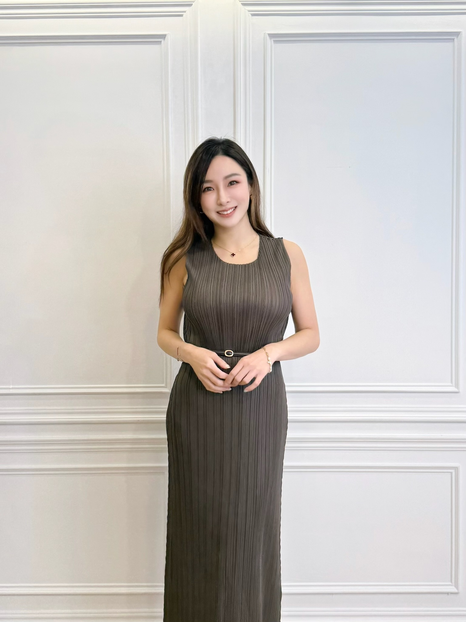 優雅顯身形細褶洋裝