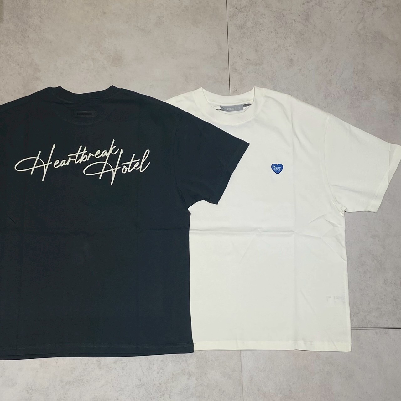 INNERSECT 三生萬物 愛心刺繡小標 草寫印花 短Tee  INN24SSTTE028