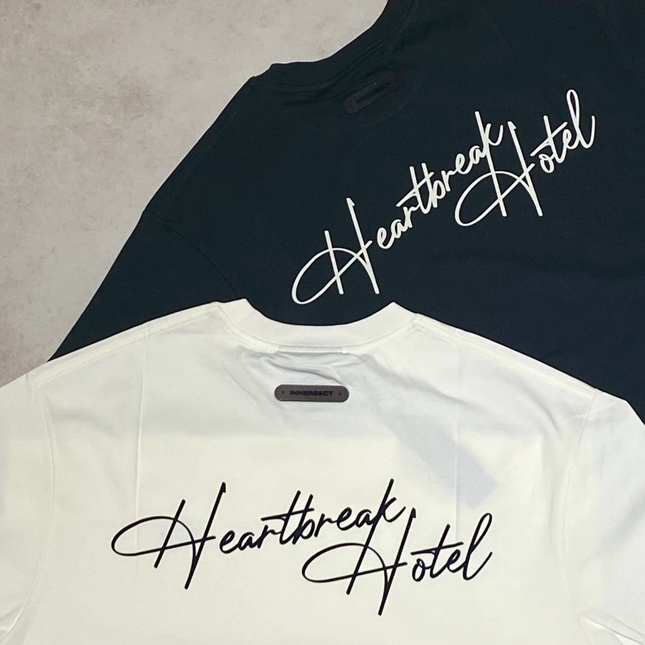 INNERSECT 三生萬物 愛心刺繡小標 草寫印花 短Tee  INN24SSTTE028