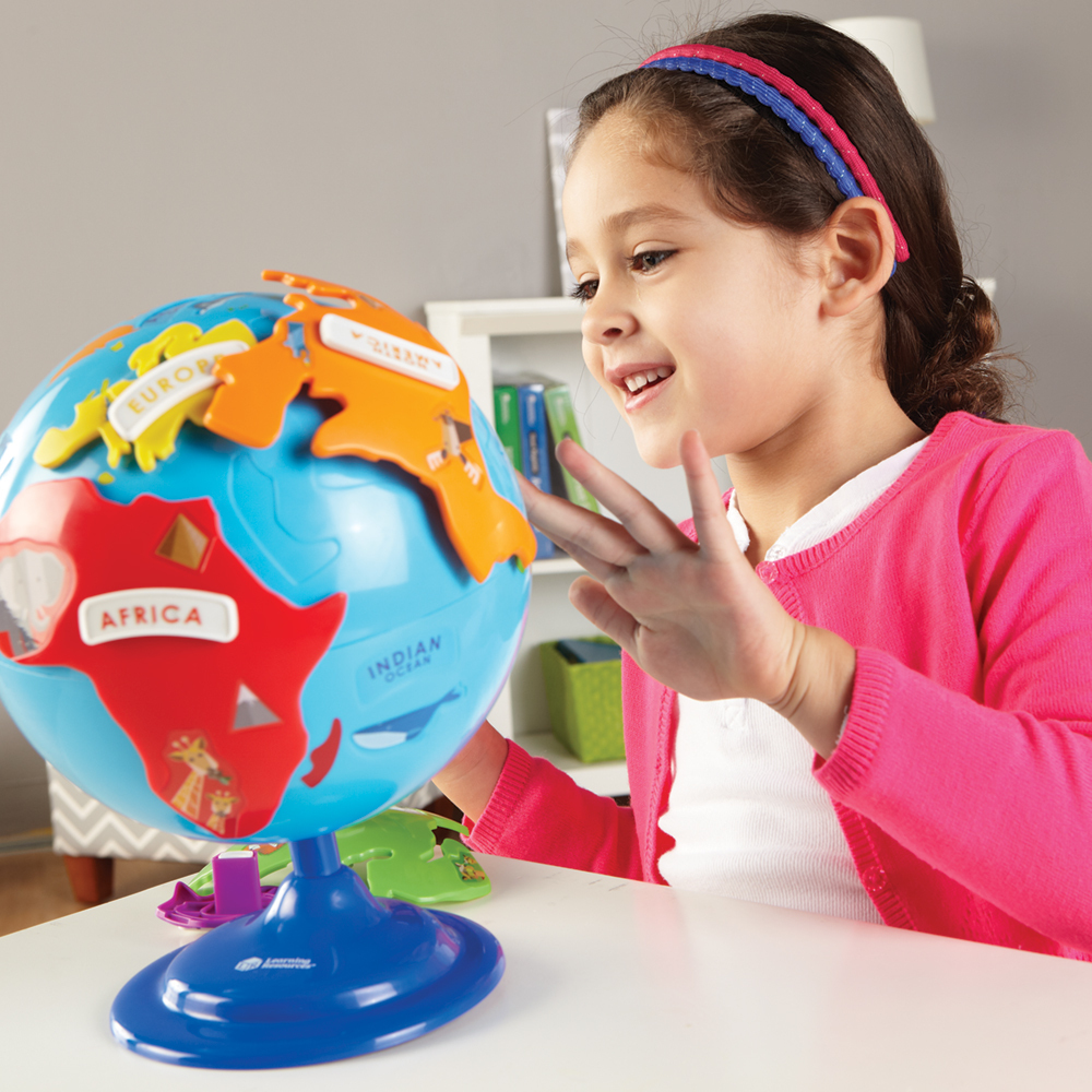 幼童與大人一同操作 Learning Resources 彩色拼圖地球儀，透過鮮明拼圖認識洲別與海洋，學習基本地理與空間概念。