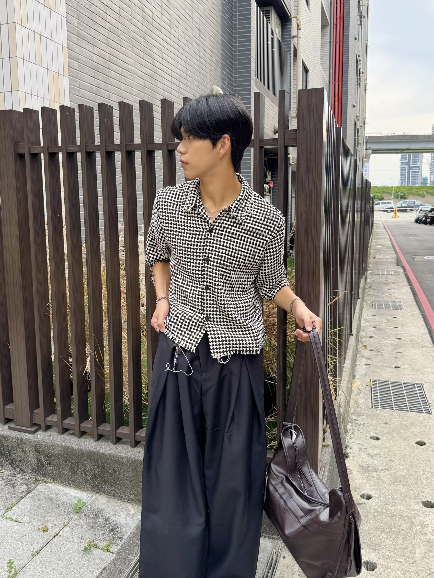 千鳥格不修邊短版襯衫