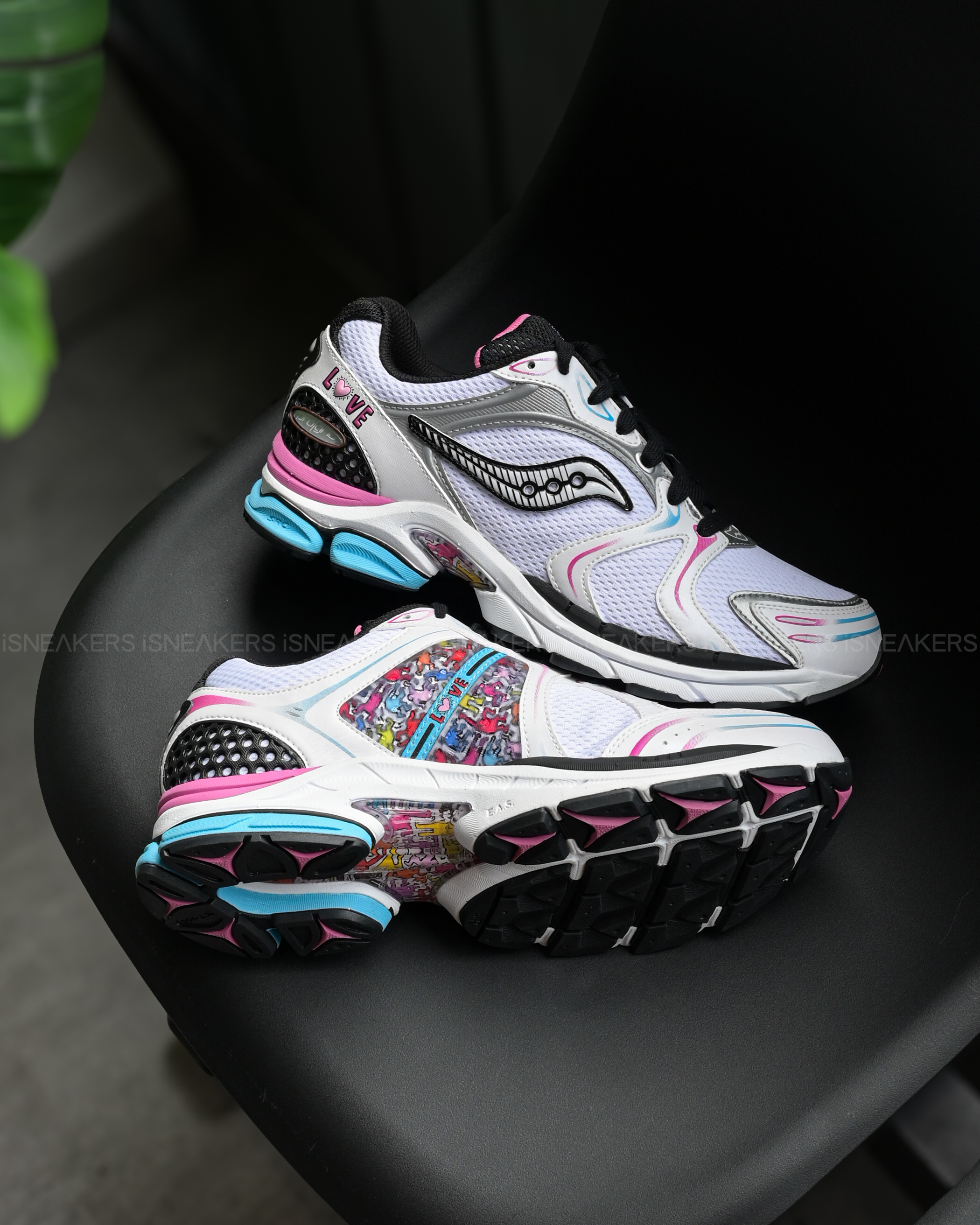 iSNEAKERS｜Keith Haring X Saucony ProGrid Triumph 4 "Love" 白粉 S70974-1