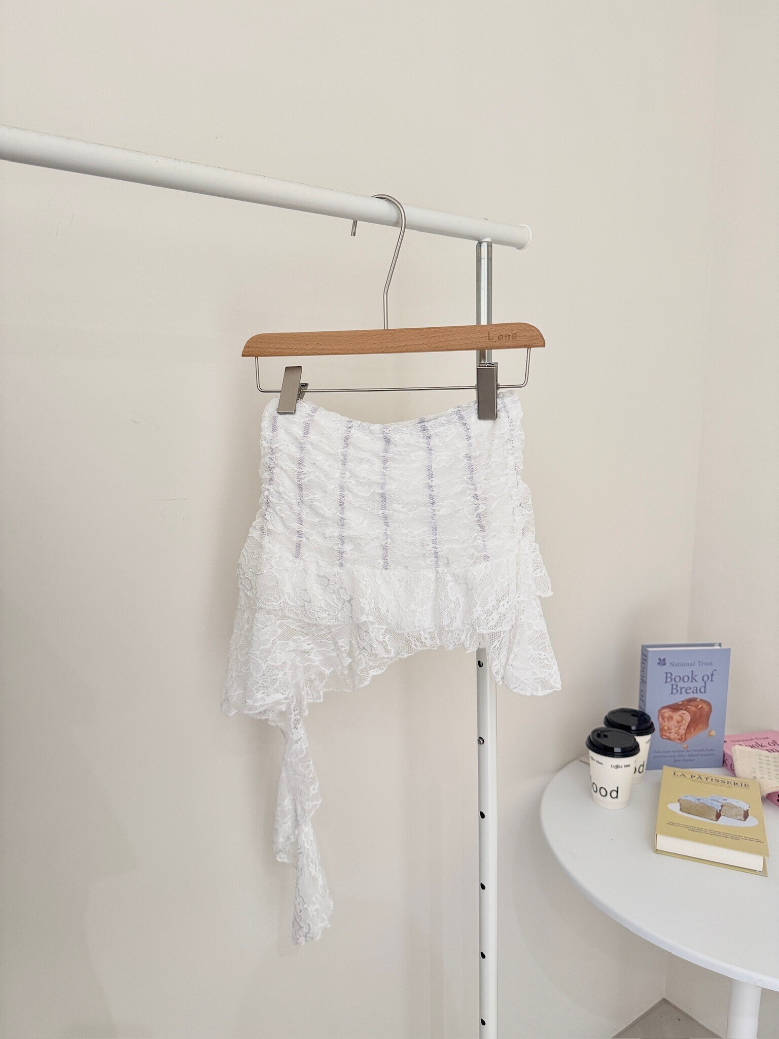 蕾絲不規則飄帶短裙