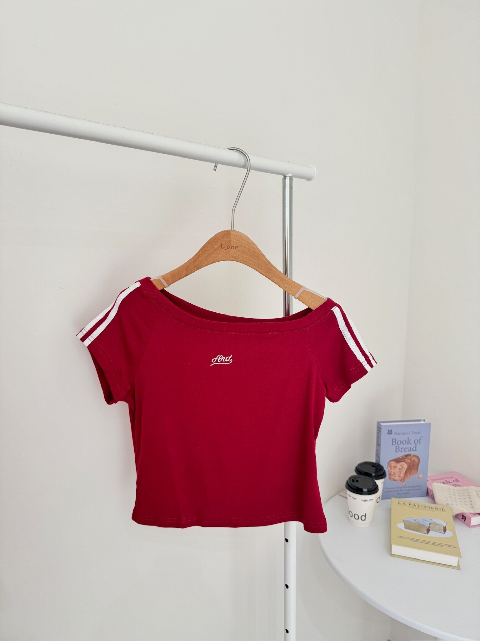 字母斜肩刺繡短袖